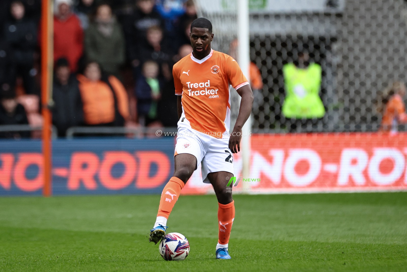 Odel Offiah of Blackpool with the ball during the Sky Bet League 1 match Blackpool vs Bolton Wanderers at Bloomfield Road, Blackpool, United Kingdom, 29th March 2025

(Photo by Mark Cosgrove/News Images)