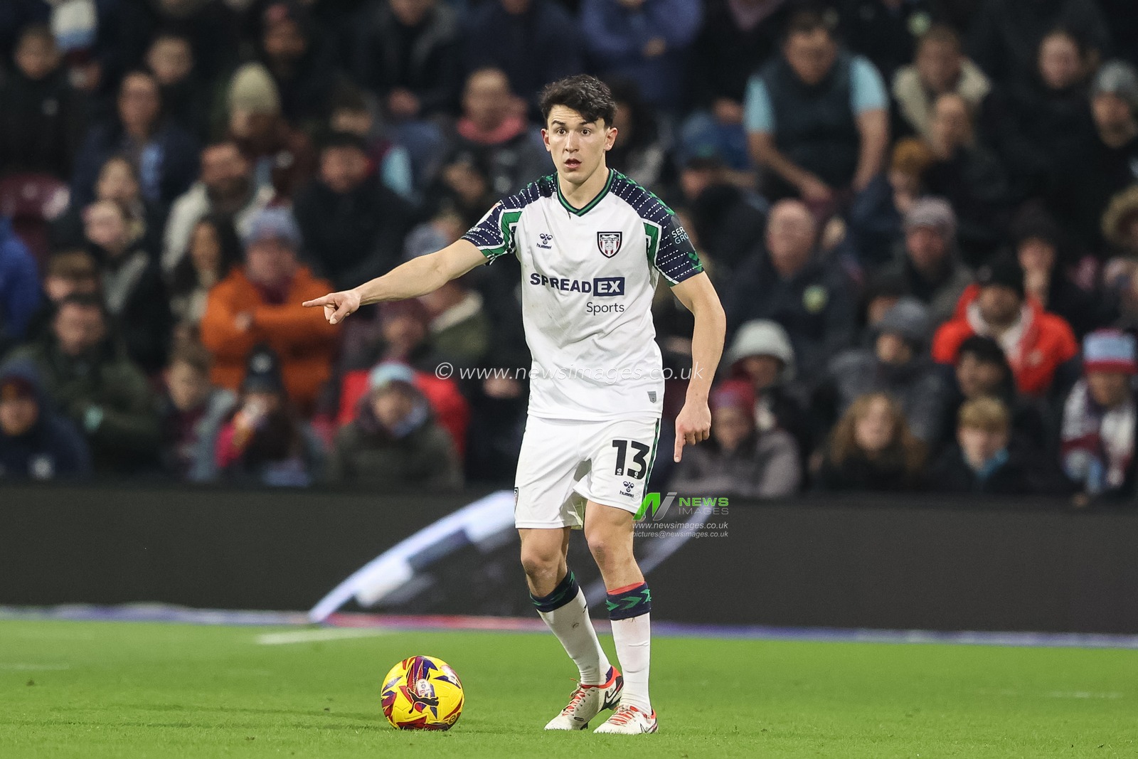 Luke O'Nien of Sunderland gives his team instructions during the Sky Bet Championship match Burnley vs Sunderland at Turf Moor, Burnley, United Kingdom, 17th January 2025

(Photo by Alfie Cosgrove/News Images)