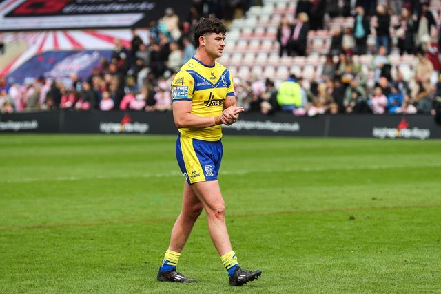 Jordy Crowther of Warrington Wolves applauds the travelling fans after the Betfred Super League Round 8 match Leigh Leopards vs Warrington Wolves at Leigh Sports Village, Leigh, United Kingdom, 19th April 2025

(Photo by Gareth Evans/News Images)