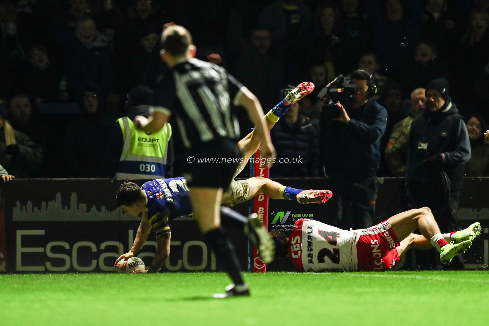 Marc Sneyd of Warrington Wolves scores try during the Betfred Super League Round 1 match Warrington Wolves vs St Helens at The Halliwell Jones Stadium, Warrington, United Kingdom on 13 February 2026

(Photo by Jorge Horsted/News Images)