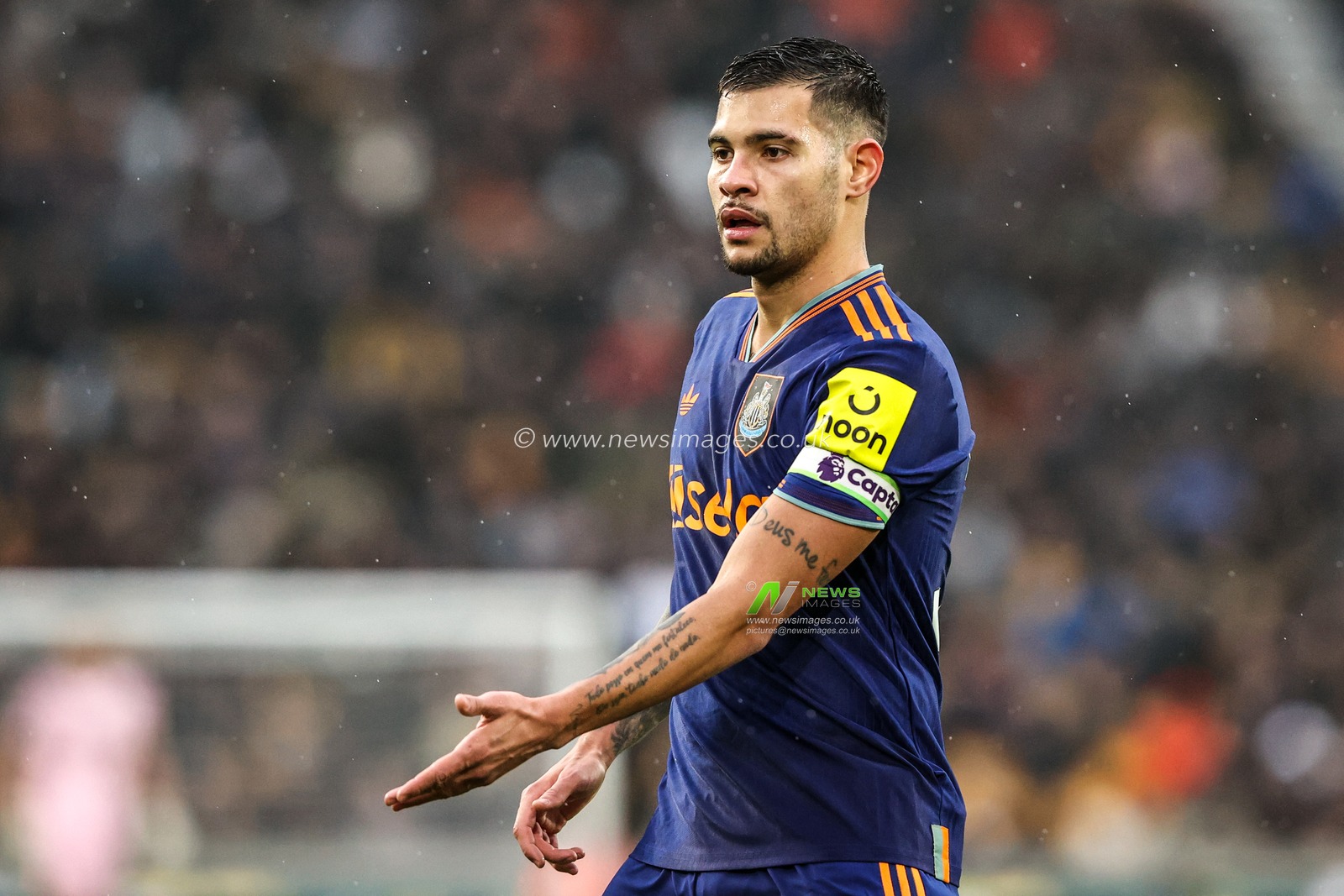 Bruno Guimaraes of Newcastle United gives his team instructions during the Premier League match Wolverhampton Wanderers vs Newcastle United at Molineux, Wolverhampton, United Kingdom, 18th January 2026

(Photo by Alfie Cosgrove/News Images)