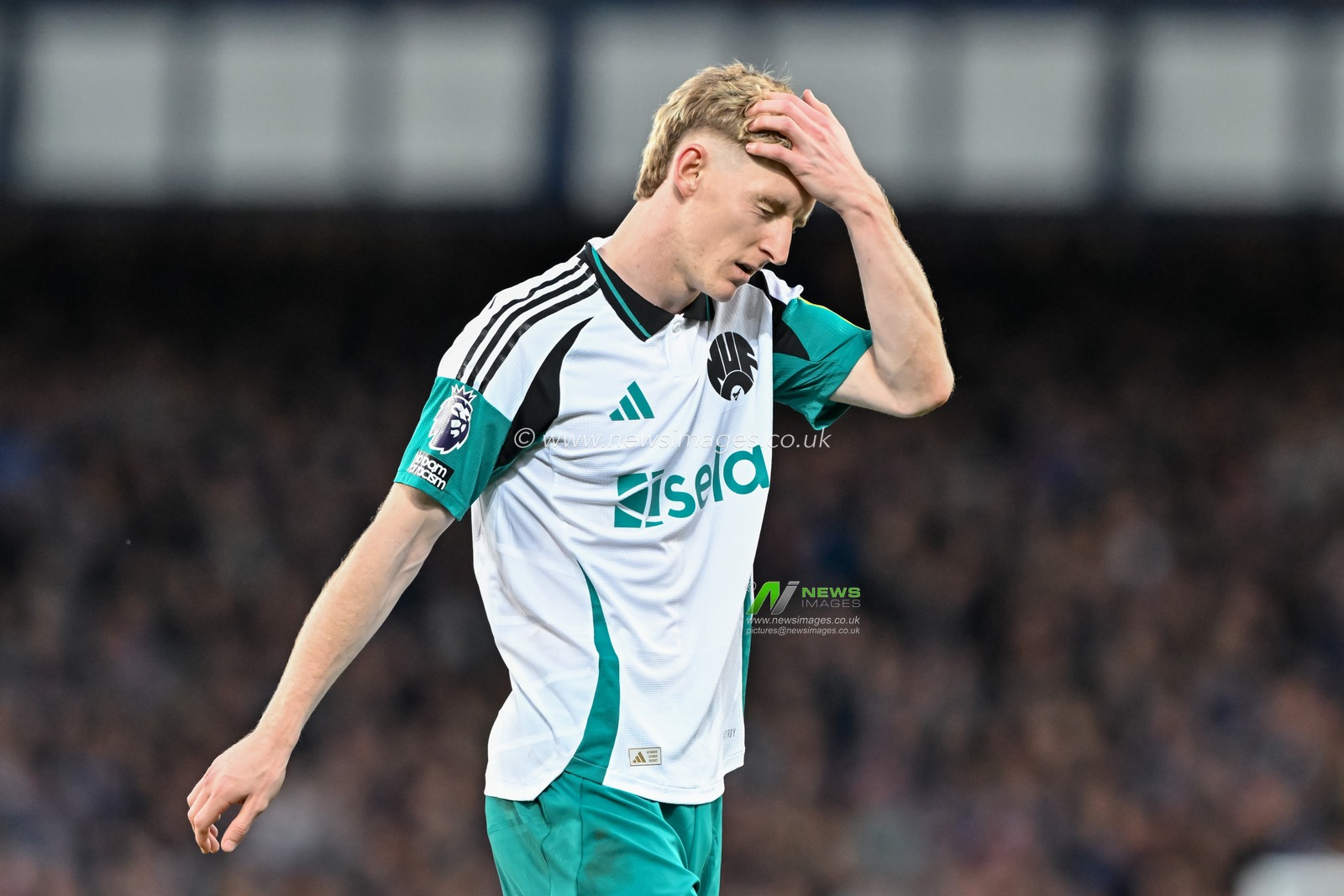 Anthony Gordon of Newcastle United reacts during the Premier League match Everton vs Newcastle United at Goodison Park, Liverpool, United Kingdom, 5th October 2024

(Photo by Cody Froggatt/News Images)