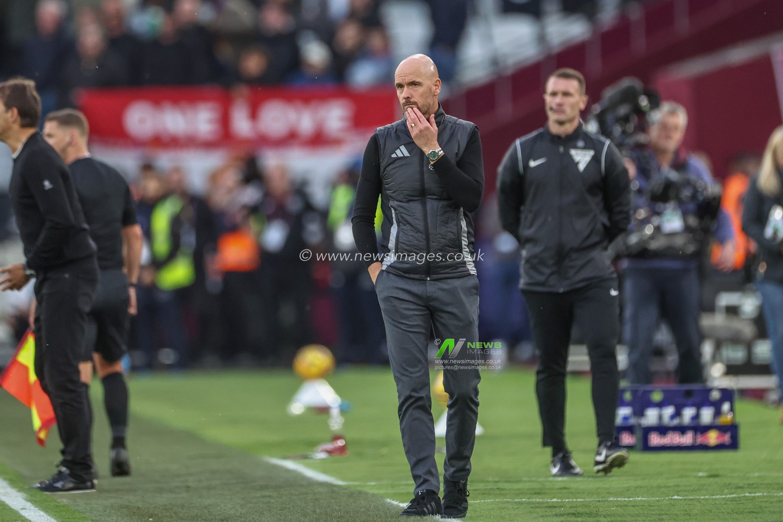 Erik ten Hag manager of Manchester United during the Premier League match West Ham United vs Manchester United at London Stadium, London, United Kingdom, 27th October 2024

(Photo by Mark Cosgrove/News Images)