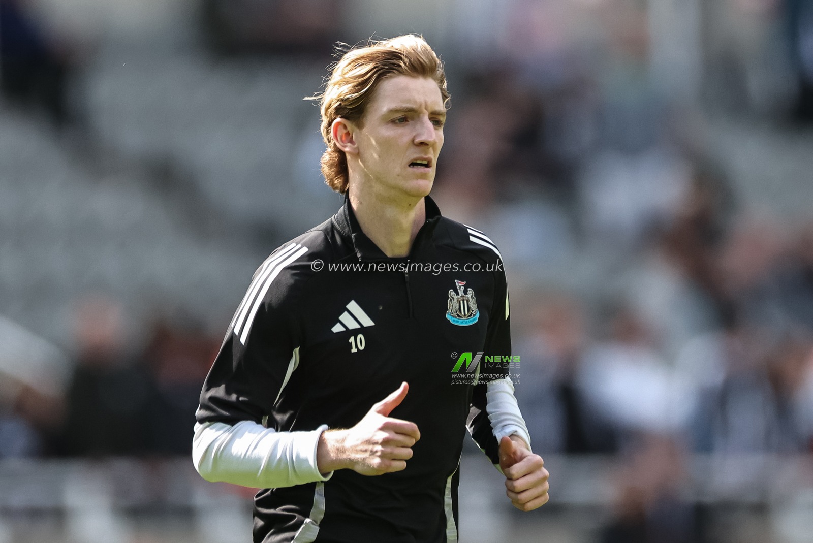 Anthony Gordon of Newcastle United in the pregame warmup session during the Premier League match Newcastle United vs Everton at St. James's Park, Newcastle, United Kingdom, 25th May 2025

(Photo by Mark Cosgrove/News Images)