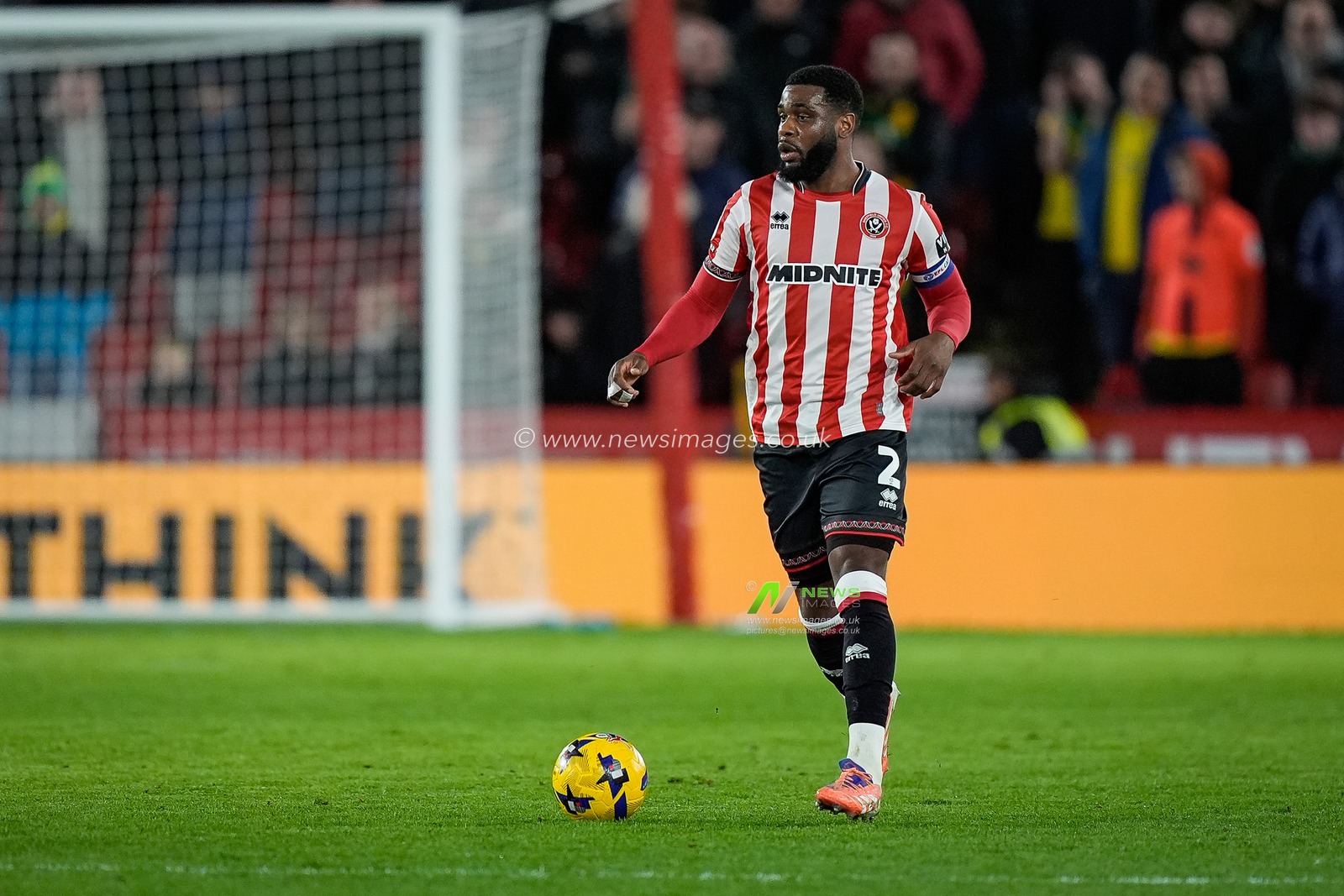 Japhet Tanganga of Sheffield United moves with the ball during the Sky Bet Championship match Sheffield United vs Norwich City at Bramall Lane, Sheffield, United Kingdom, 9th December 2025

(Photo by Maynard Manyowa/News Images)

*** GER AUT SUI OUT ***