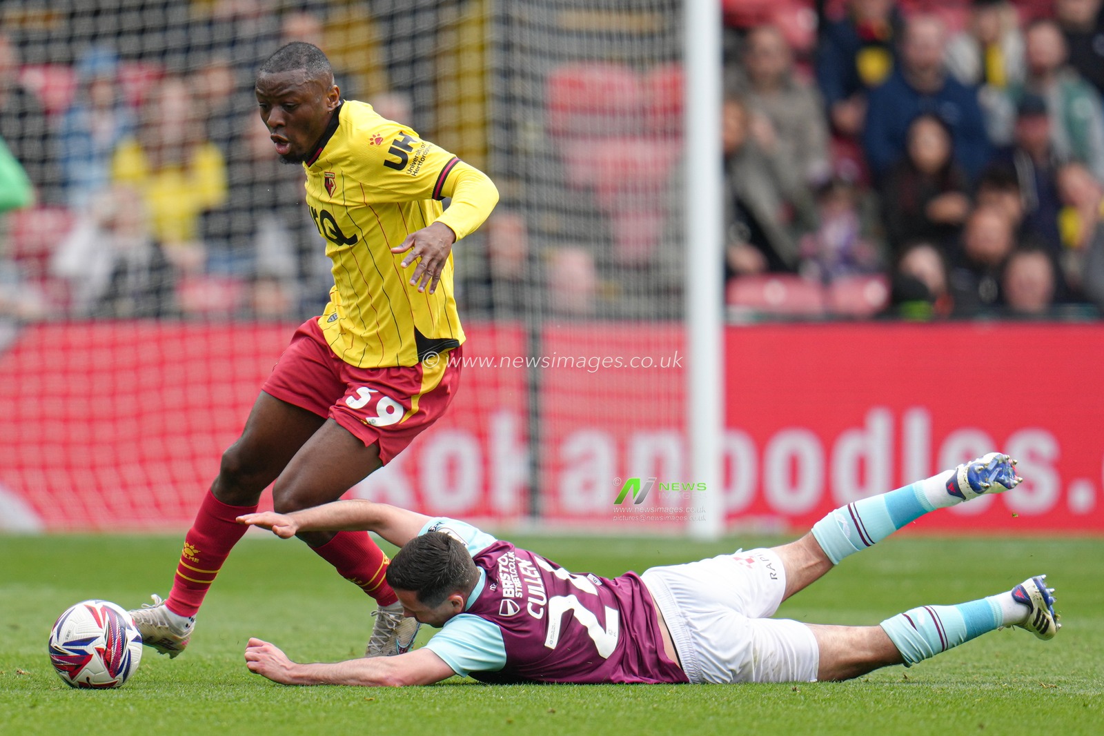 Edo Kayembe of Watford and Josh Cullen of Burnley during the Sky Bet Championship match Watford vs Burnley at Vicarage Road, Watford, United Kingdom, 18th April 2025

(Photo by Harvey Murphy/News Images)