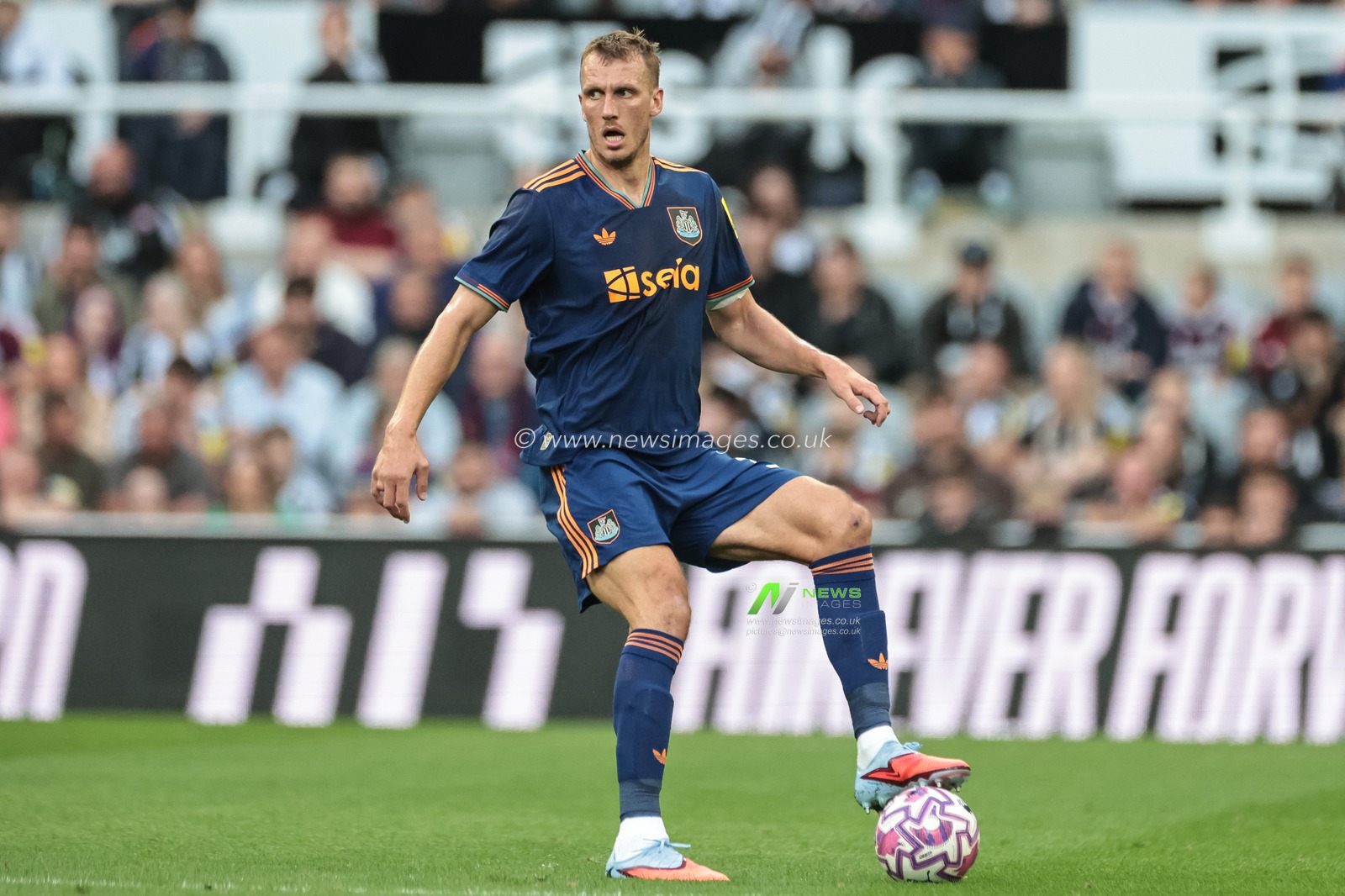 Dan Burn of Newcastle Untied with the ball during the Pre-season friendly Newcastle United vs Espanyol at St. James's Park, Newcastle, United Kingdom, 8th August 2025

(Photo by Mark Cosgrove/News Images)