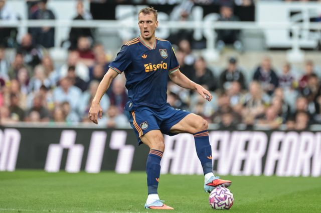 Dan Burn of Newcastle Untied with the ball during the Pre-season friendly Newcastle United vs Espanyol at St. James's Park, Newcastle, United Kingdom, 8th August 2025

(Photo by Mark Cosgrove/News Images)