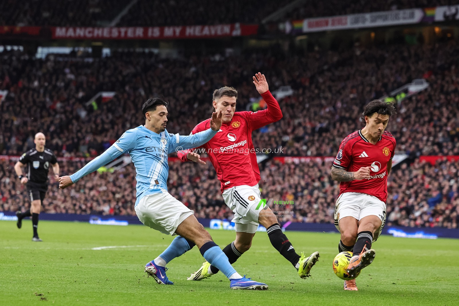 Lisandro Martinez of Manchester United blocks a shot off Tijjani Reijnders of Manchester City during the Premier League match Manchester United vs Manchester City at Old Trafford, Manchester, United Kingdom, 17th January 2026

(Photo by Mark Cosgrove/News Images)