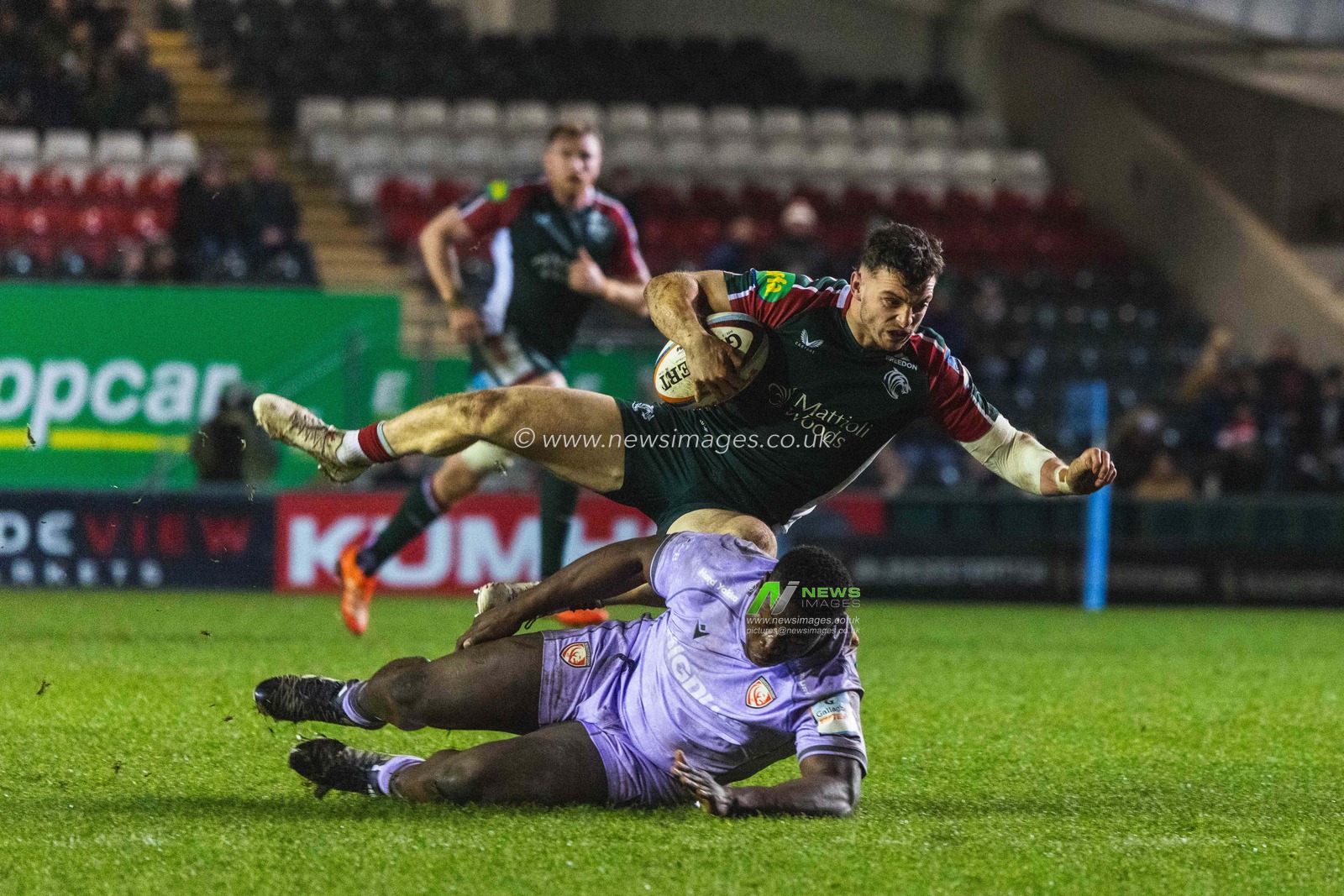 Adam Radwan of Leicester Tigers gets tackled by Afo Fasogbon of Gloucester Rugby during the Gallagher Premiership match Leicester Tigers vs Gloucester Rugby at Mattioli Woods Welford Road Stadium, Leicester, United Kingdom, 19th December 2025

(Photo by Craig Evans/News Images)

*** GER AUT SUI OUT ***