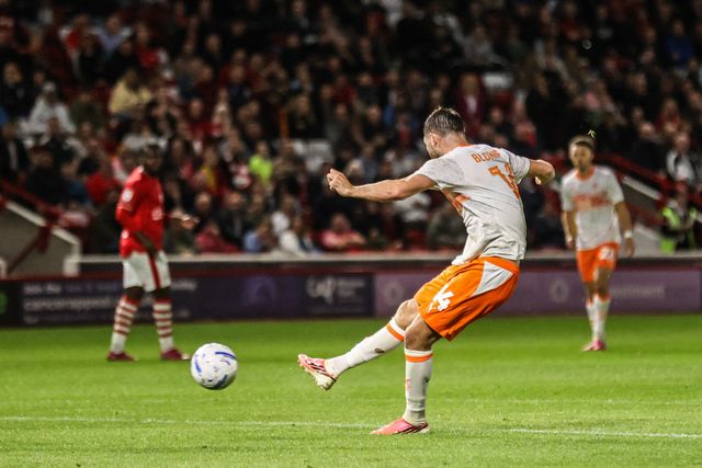 Tom Bloxham of Blackpool takes a shot on goal during the Sky Bet League One match Barnsley vs Blackpool at Oakwell, Barnsley, United Kingdom on 02 September 2026

(Photo by Alfie Cosgrove/News Images)