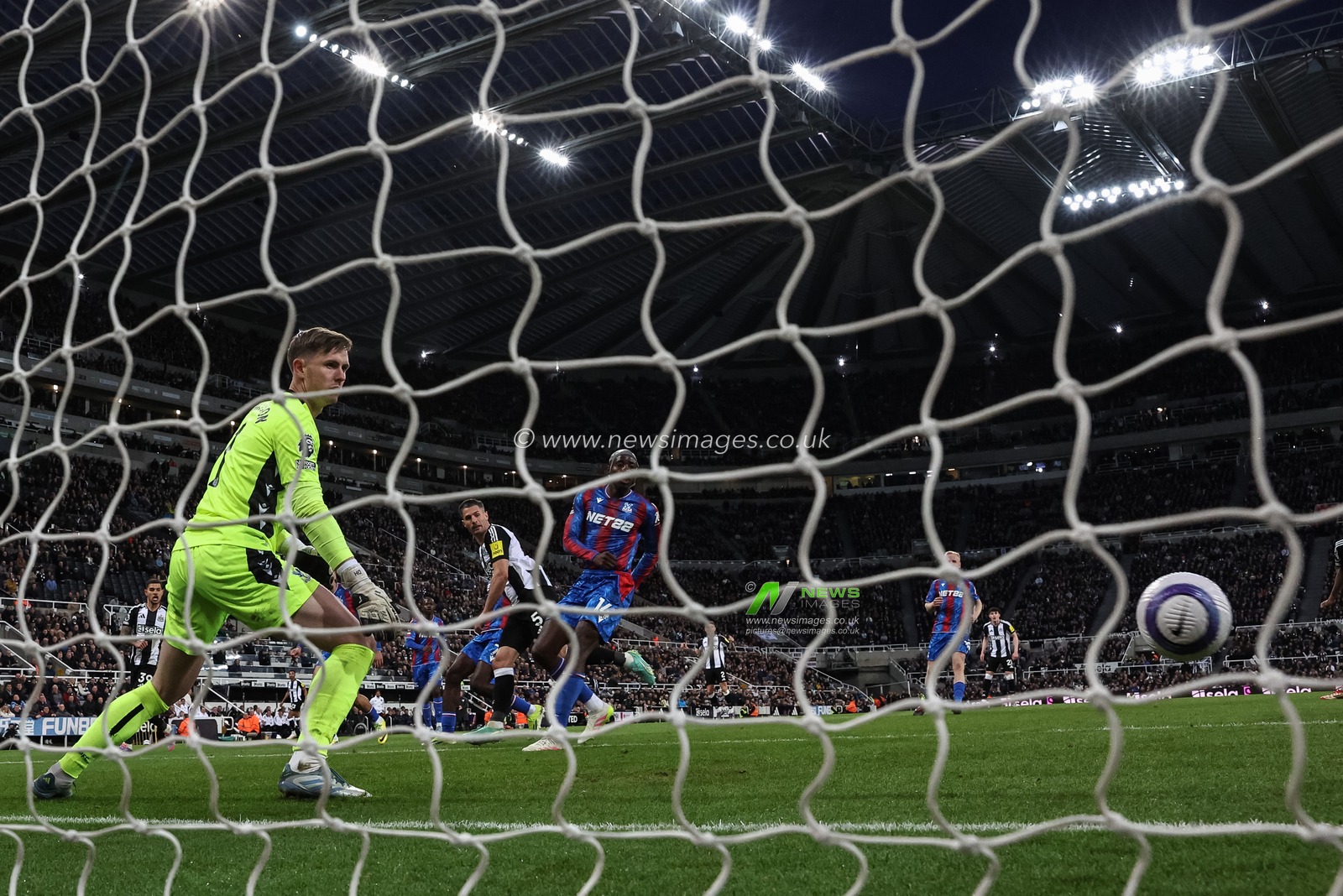 Fabian SchÃ¤r of Newcastle United scores to make it 4-0 during the Premier League match Newcastle United vs Crystal Palace at St. James's Park, Newcastle, United Kingdom, 16th April 2025

(Photo by Mark Cosgrove/News Images)