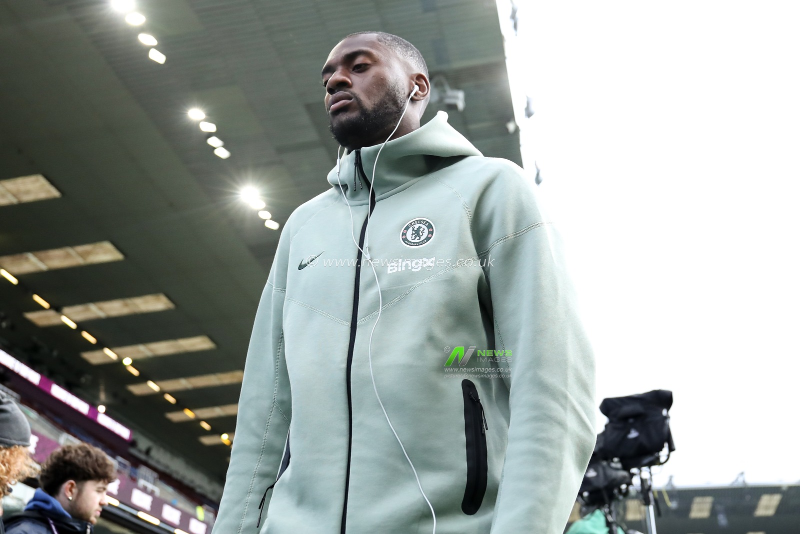 Tosin Adarabioyo of Chelsea arrives at stadium ahead of the Premier League match Burnley vs Chelsea at Turf Moor, Burnley, United Kingdom, 22nd November 2025

(Photo by Jorge Horsted/News Images)

*** GER AUT SUI OUT ***