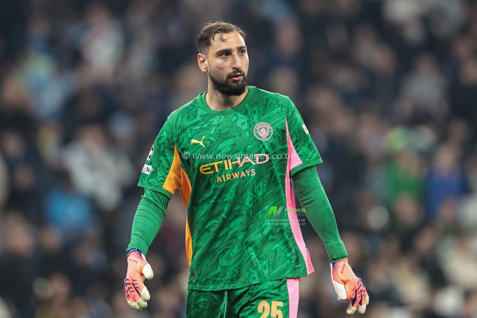 Manchester City goalkeeper Gianluigi Donnarumma during the UEFA Champions League Matchday 4 of 8 Manchester City vs Borussia Dortmund at the City of Manchester Stadium, Manchester, United Kingdom, 5th November 2025

(Photo by Mark Cosgrove/News Images)

*** GER AUT SUI OUT ***