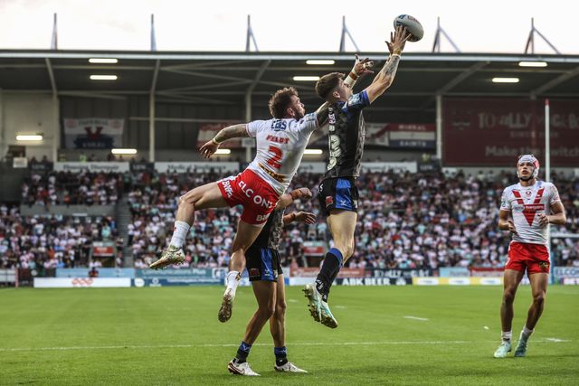 Riley Lumb of Leeds Rhinos jumps up to win the high ball during the Betfred Super League round 15 match St Helens vs Leeds Rhinos at Totally Wicked Stadium, St Helens, United Kingdom, 20th June 2025

(Photo by Alfie Cosgrove/News Images)