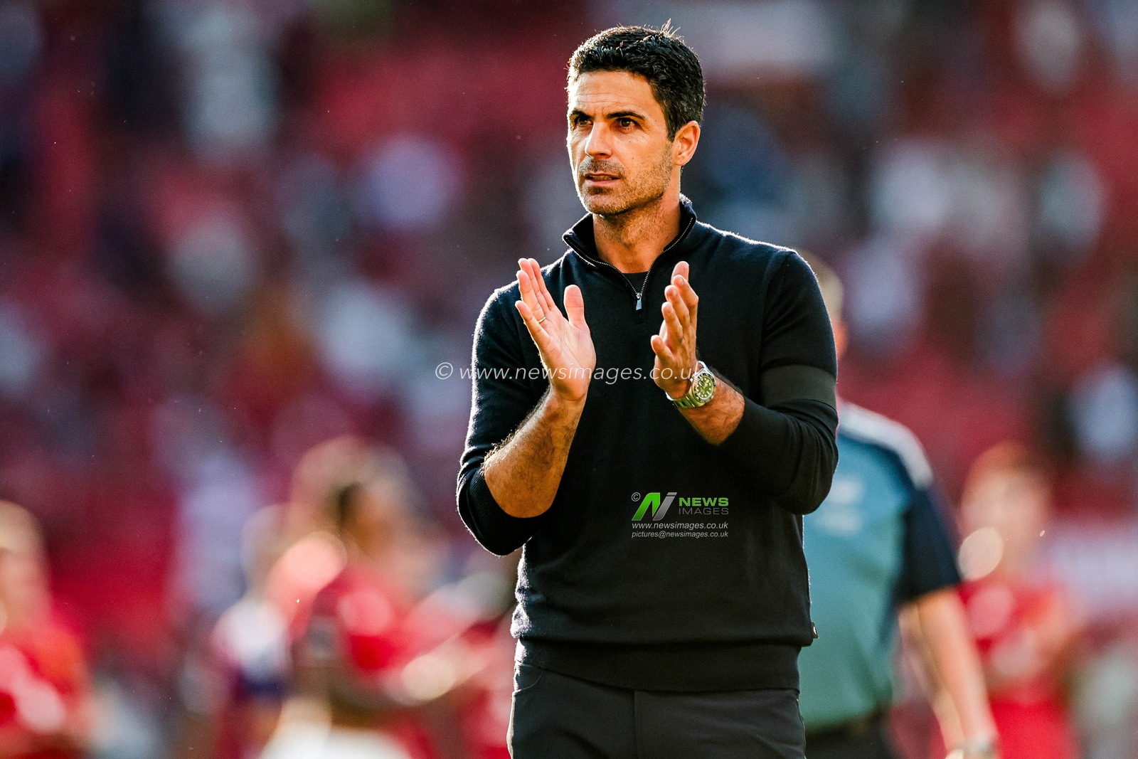 Mikel Arteta of Arsenal acknowledges the fans after the teams victory following the Premier League match Manchester United vs Arsenal at Old Trafford, Manchester, United Kingdom, 17th August 2025

(Photo by Mark Cosgrove/News Images)