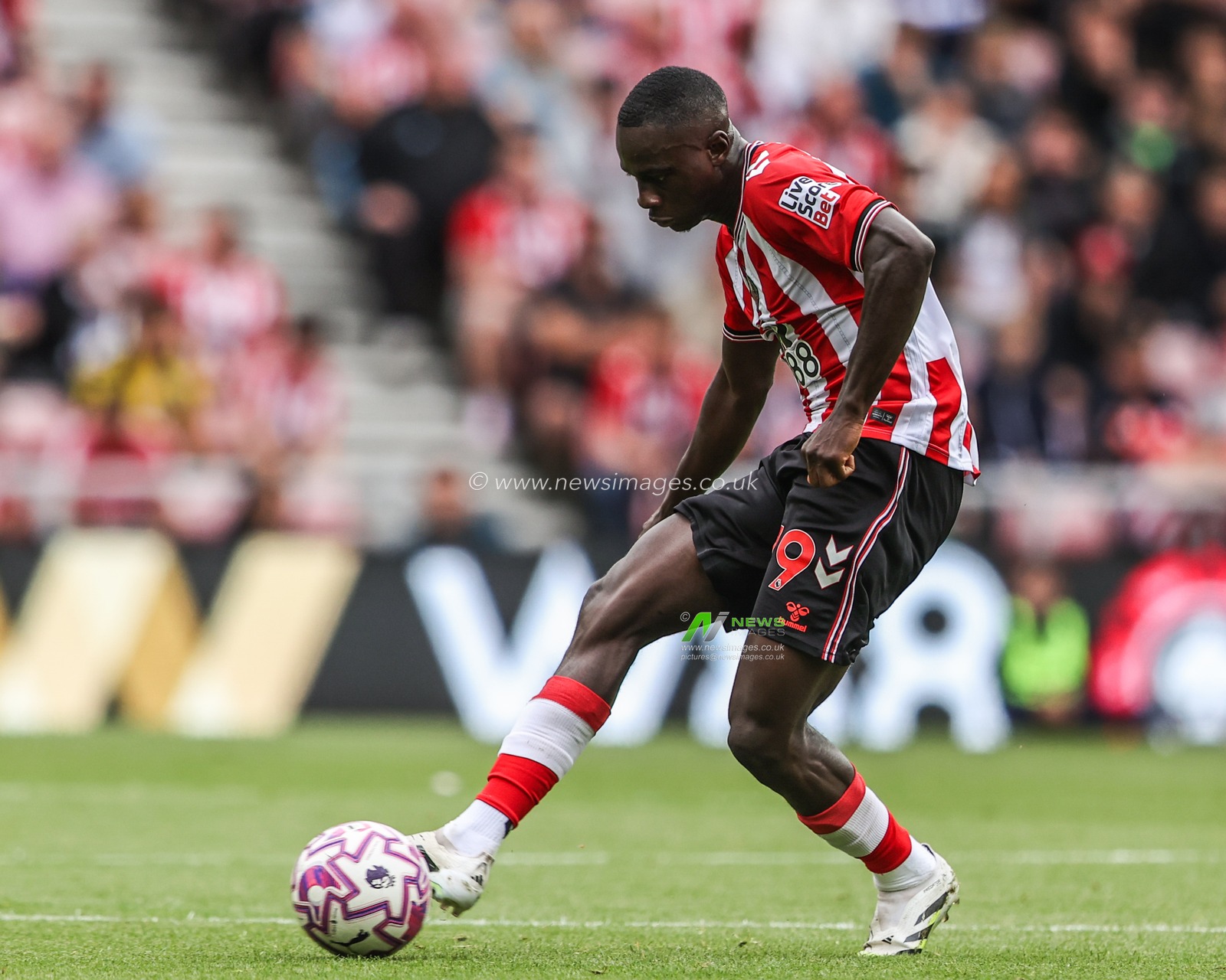 Habib Diarra of Sunderland breaks with the ball during the Premier League match Sunderland vs Brentford at Stadium Of Light, Sunderland, United Kingdom, 30th August 2025

(Photo by Alfie Cosgrove/News Images)