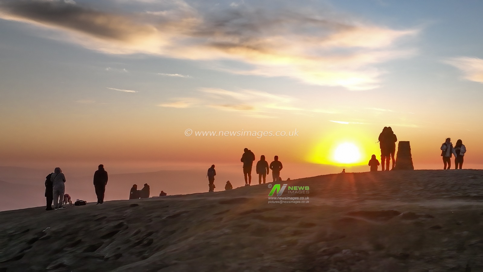 People head to the summit of Mam Tor to watch the sun rise as a blanket of fog lingers over the Hope Valley at Mam Tor, Peak District, United Kingdom, 19th March 2025

(Photo by Mark Cosgrove/News Images)