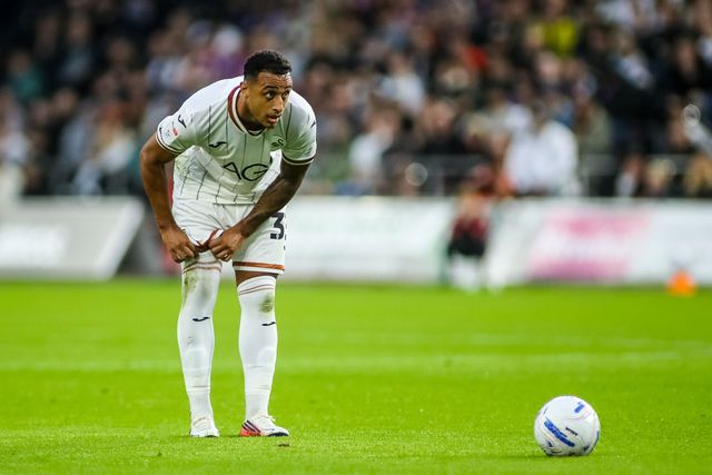 Adam Idah of Swansea City gets ready to take a free kick during the Sky Bet Championship match Swansea City vs Watford at Swansea.com Stadium, Swansea, United Kingdom on 01 September 2026

(Photo by Andrew Lewis/News Images)