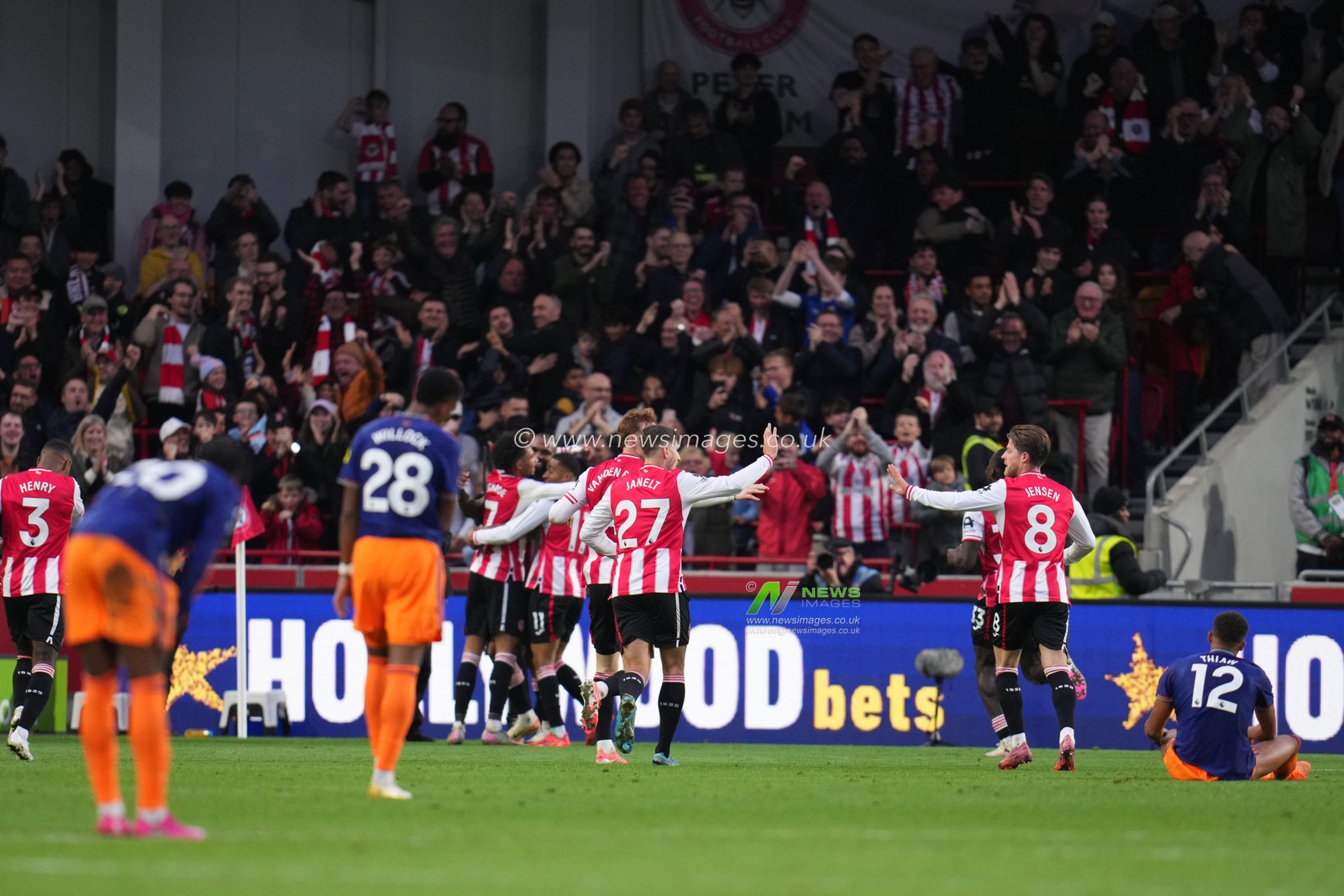 Brentford players celebrate third goal during the Premier League match Brentford vs Newcastle United at The Gtech Community Stadium, London, United Kingdom, 9th November 2025

(Photo by Harvey Murphy/News Images)

*** GER AUT SUI OUT ***