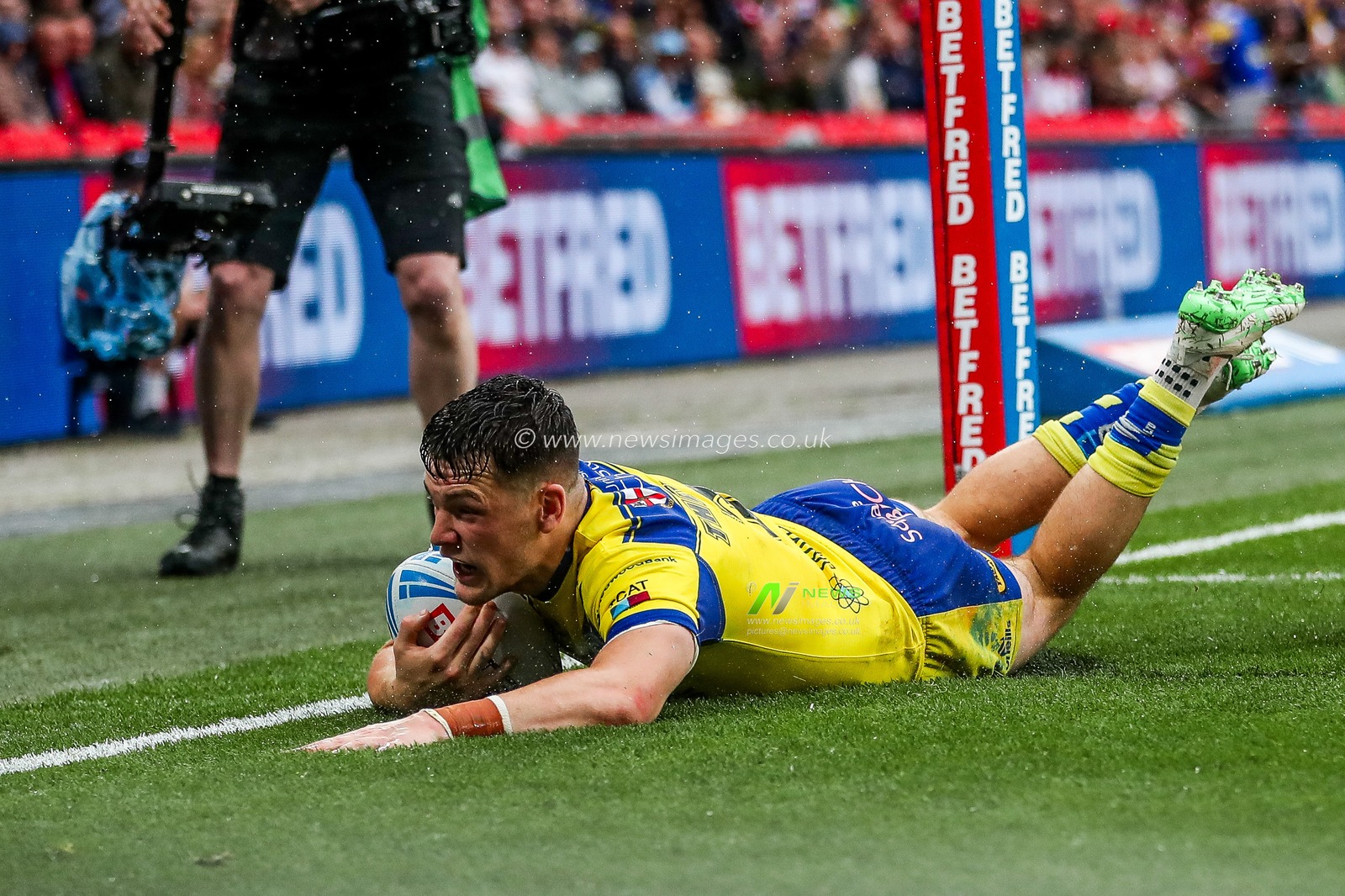 Josh Thewlis of Warrington Wolves goes over for a try during the Betfred Challenge Cup Final Warrington Wolves vs Hull KR at Wembley Stadium, London, United Kingdom, 7th June 2025

(Photo by Izzy Poles/News Images)