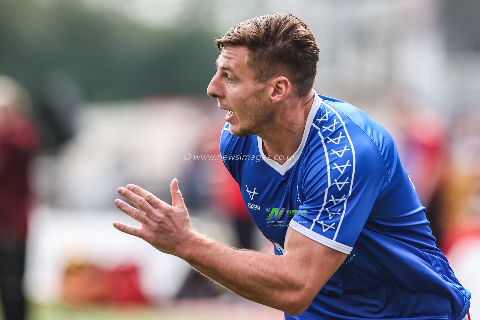 Tom Davies of Hull KR in the pre-game warm up during the Betfred Super League round 21 match Hull KR vs Castleford Tigers at Sewell Group Craven Park, Kingston upon Hull, United Kingdom, 9th August 2025

(Photo by Alfie Cosgrove/News Images)