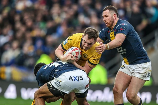 Sam Hall of Castleford Tigers is tackled by Kallum Watkins of Leeds Rhinos and Cameron Smith of Leeds Rhinos during the Betfred Super League round 4 match Leeds Rhinos vs Castleford Tigers at AMT Headingley Stadium, Leeds, United Kingdom on 08 March 2026

(Photo by Alfie Cosgrove/News Images)