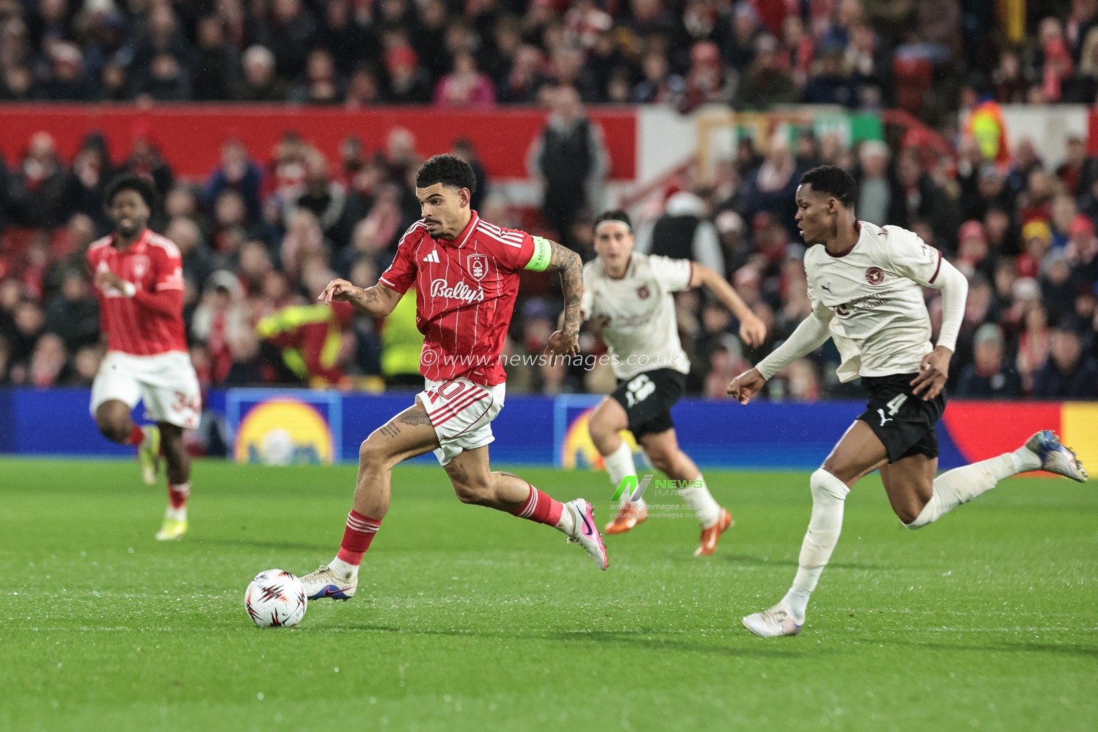 Morgan Gibbs-White of Nottingham Forest breaks with the ball tracked by Ousmane Diao of FC Midtjylland during the UEFA Europa League Last 16 match Nottingham Forest vs FC Midtjylland at City Ground, Nottingham, United Kingdom on 12 March 2026

(Photo by Alfie Cosgrove/News Images)