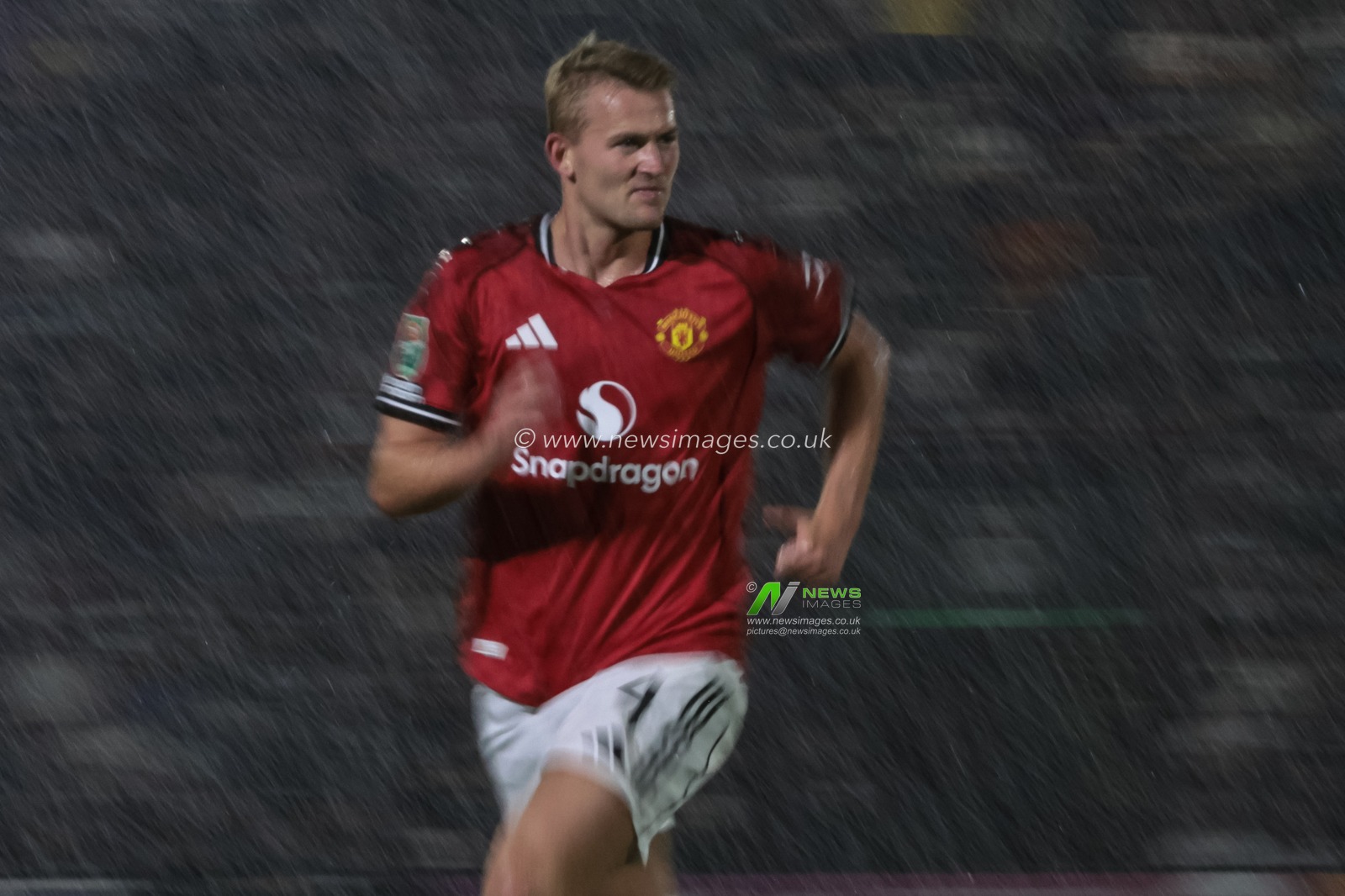 Matthijs de Ligt of Manchester United in the pouring rain during the Carabao Cup match Grimsby Town vs Manchester United at Blundell Park, Cleethorpes, United Kingdom, 27th August 2025

(Photo by Mark Cosgrove/News Images)