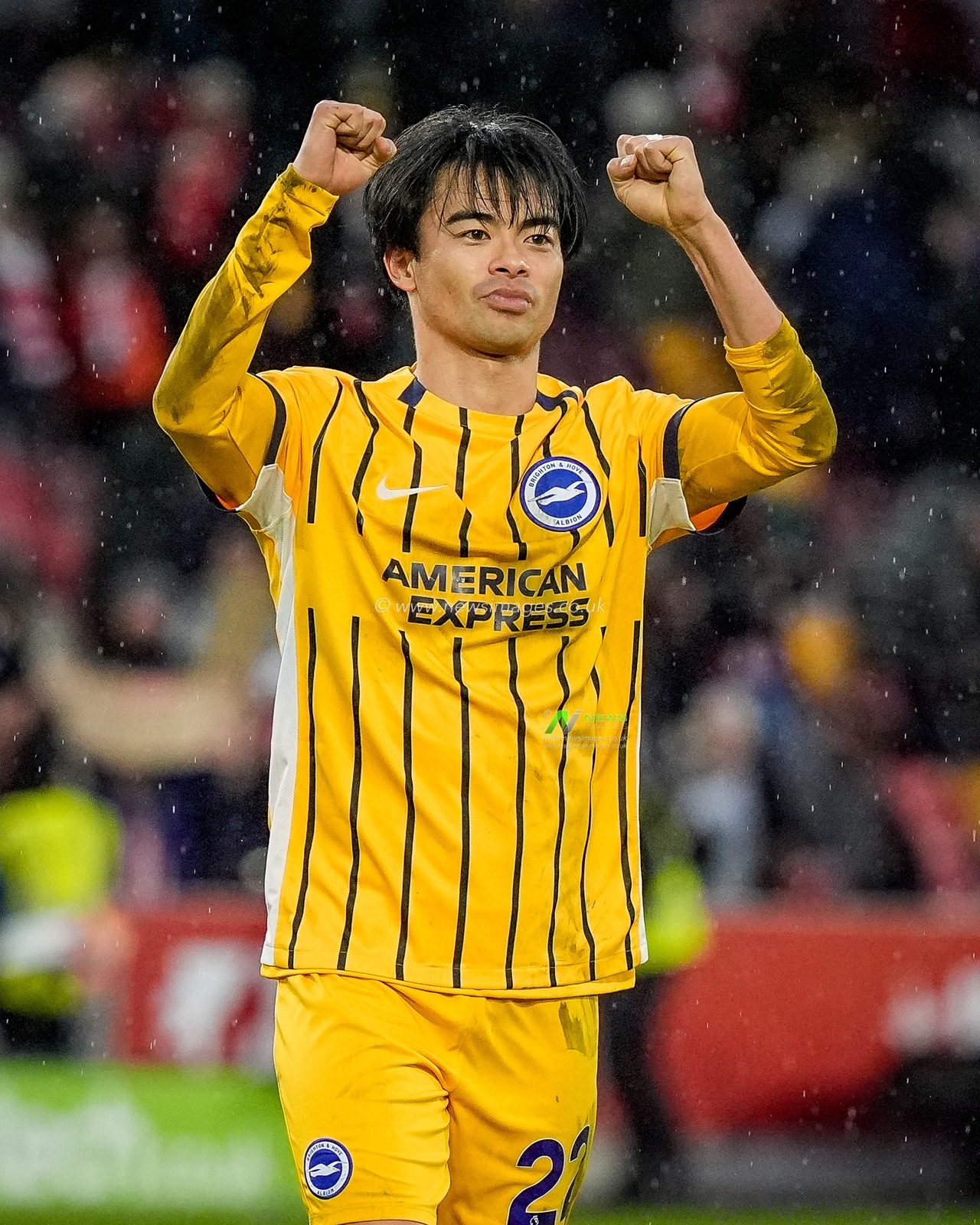 Kaoru Mitoma of Brighton & Hove Albion applauds the fans after the final whistle  during the Premier League match Brentford vs Brighton & Hove Albion at GTECH Community Stadium, London, United Kingdom on 21 February 2026

(Photo by Maynard Manyowa/News Images)