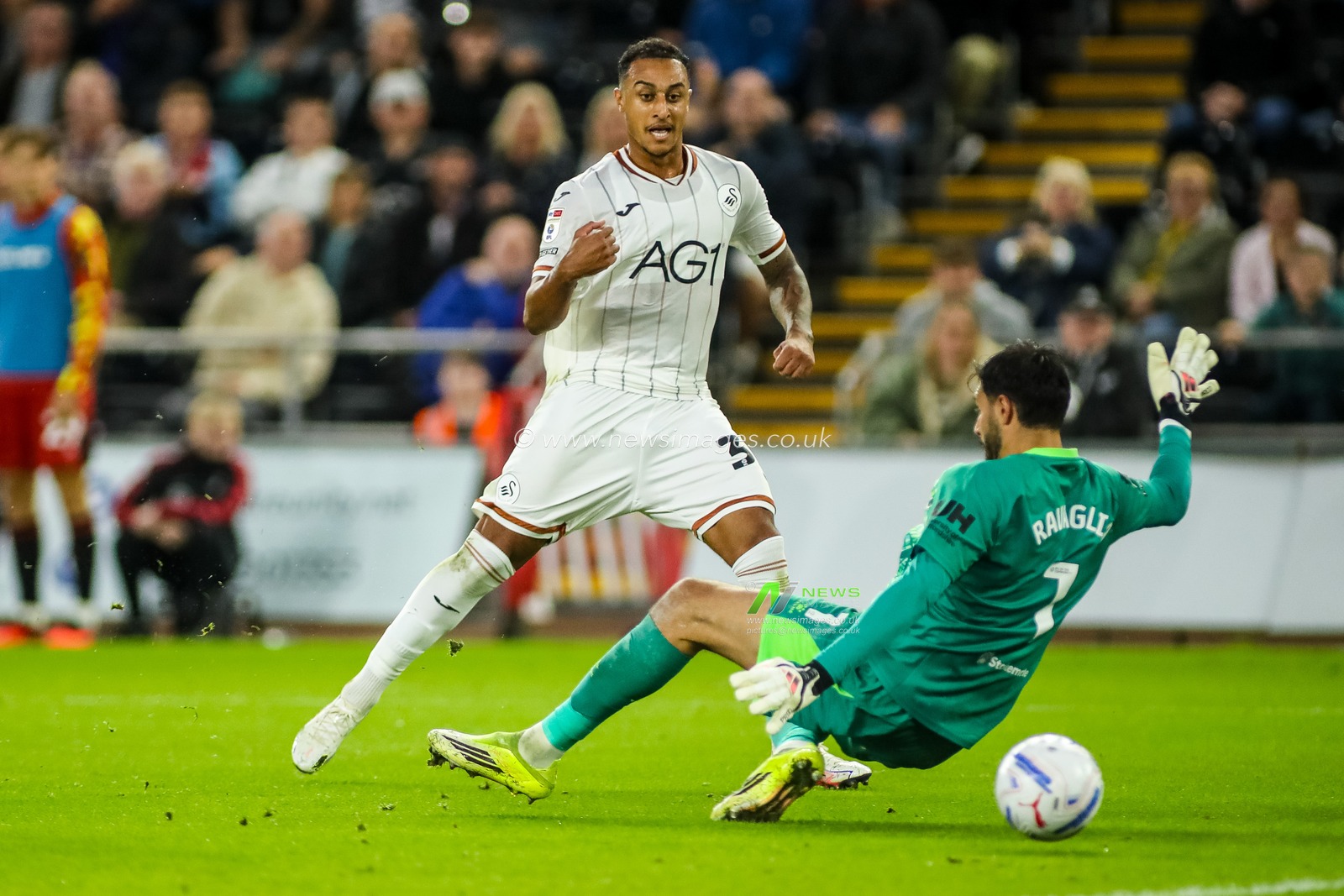 Adam Idah of Swansea City scores his teams second goal during the Sky Bet Championship match Swansea City vs Watford at Swansea.com Stadium, Swansea, United Kingdom on 01 September 2026

(Photo by Andrew Lewis/News Images)