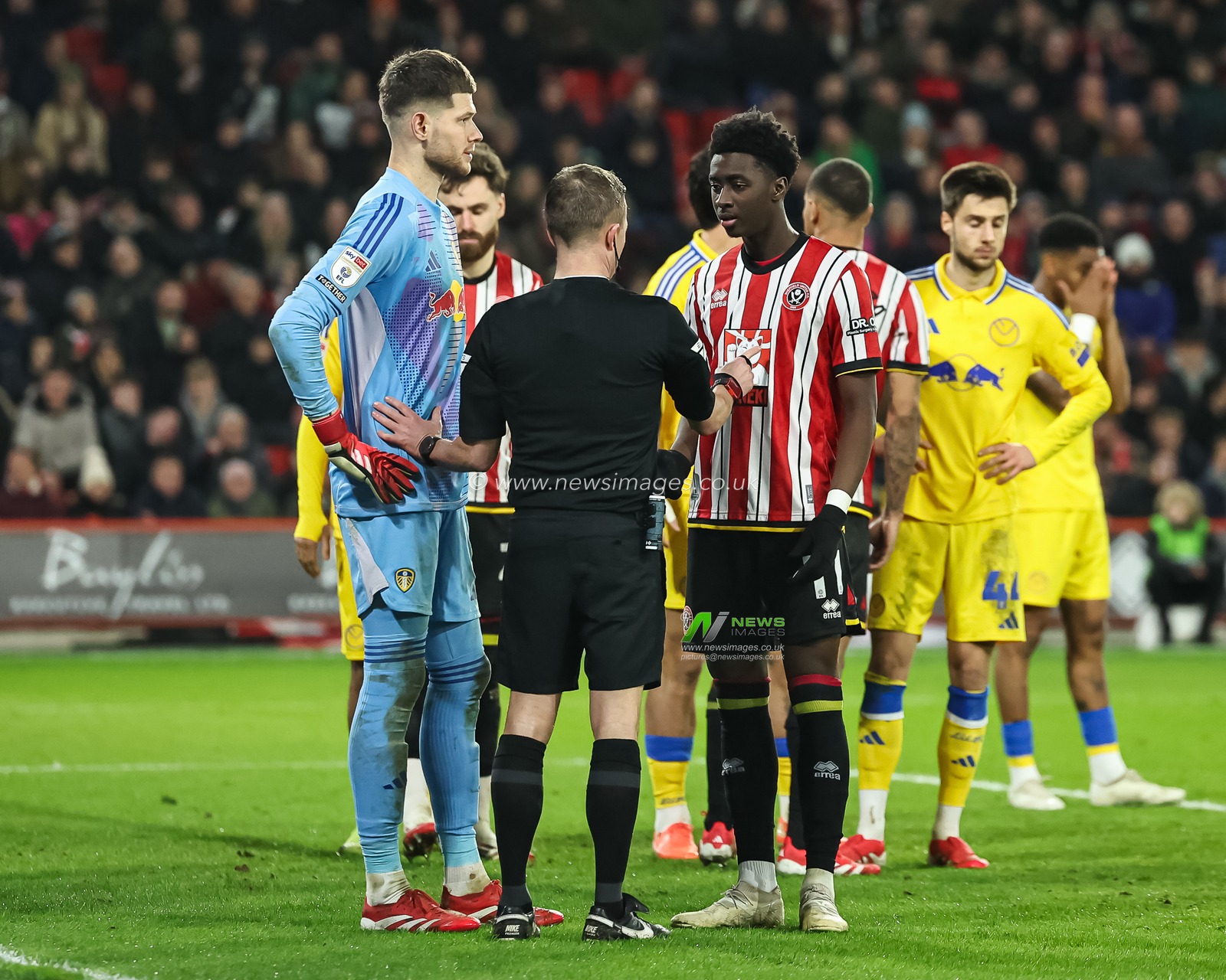 Referee David Webb speaks to Illan Meslier of Leeds United and Jesuran Rak-Sakyi of Sheffield United during the Sky Bet Championship match Sheffield United vs Leeds United at Bramall Lane, Sheffield, United Kingdom, 24th February 2025

(Photo by Mark Cosgrove/News Images)