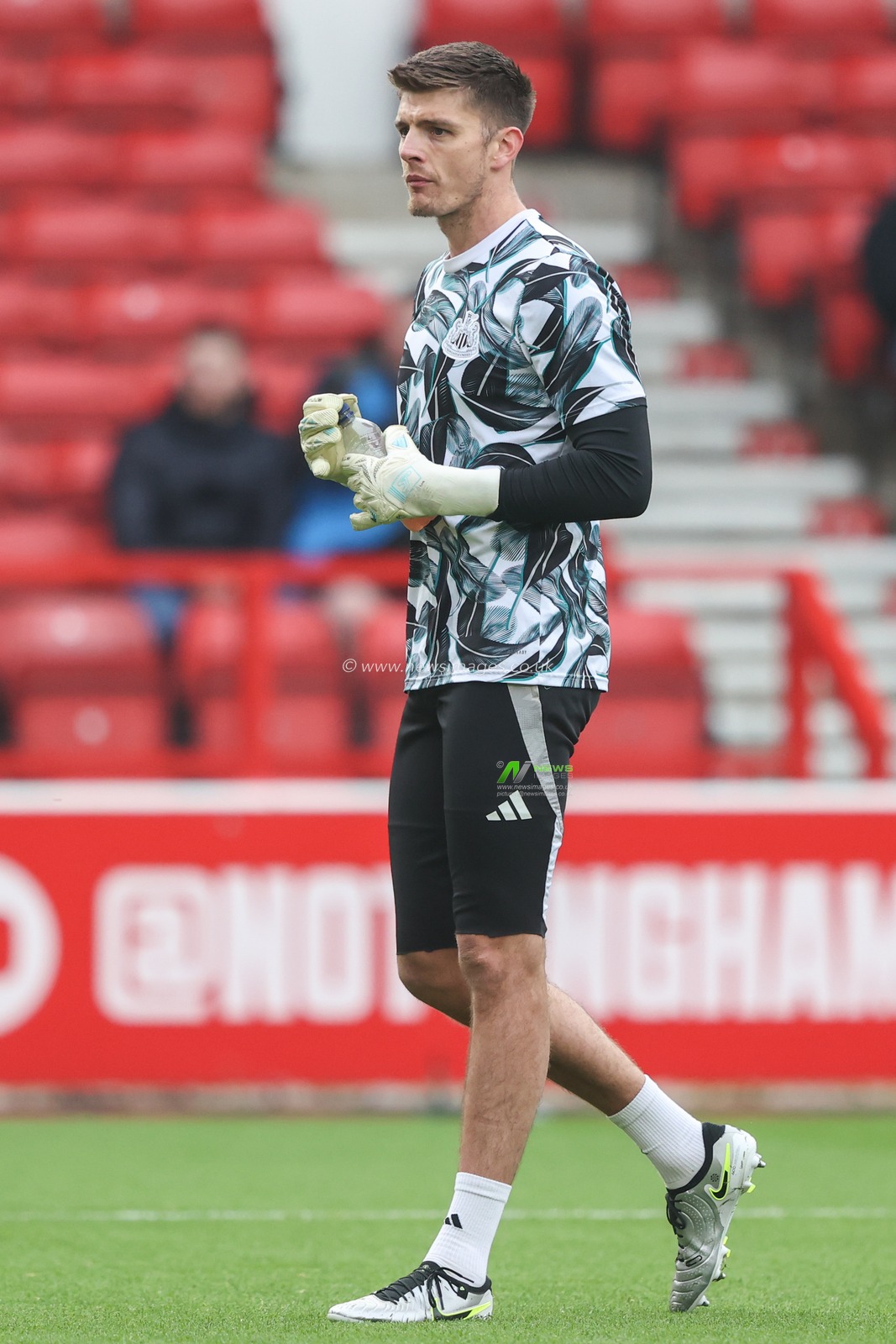 Nick Pope of Newcastle in the pregame warmup session during the Premier League match Nottingham Forest vs Newcastle United at City Ground, Nottingham, United Kingdom, 10th November 2024

(Photo by Alfie Cosgrove/News Images)