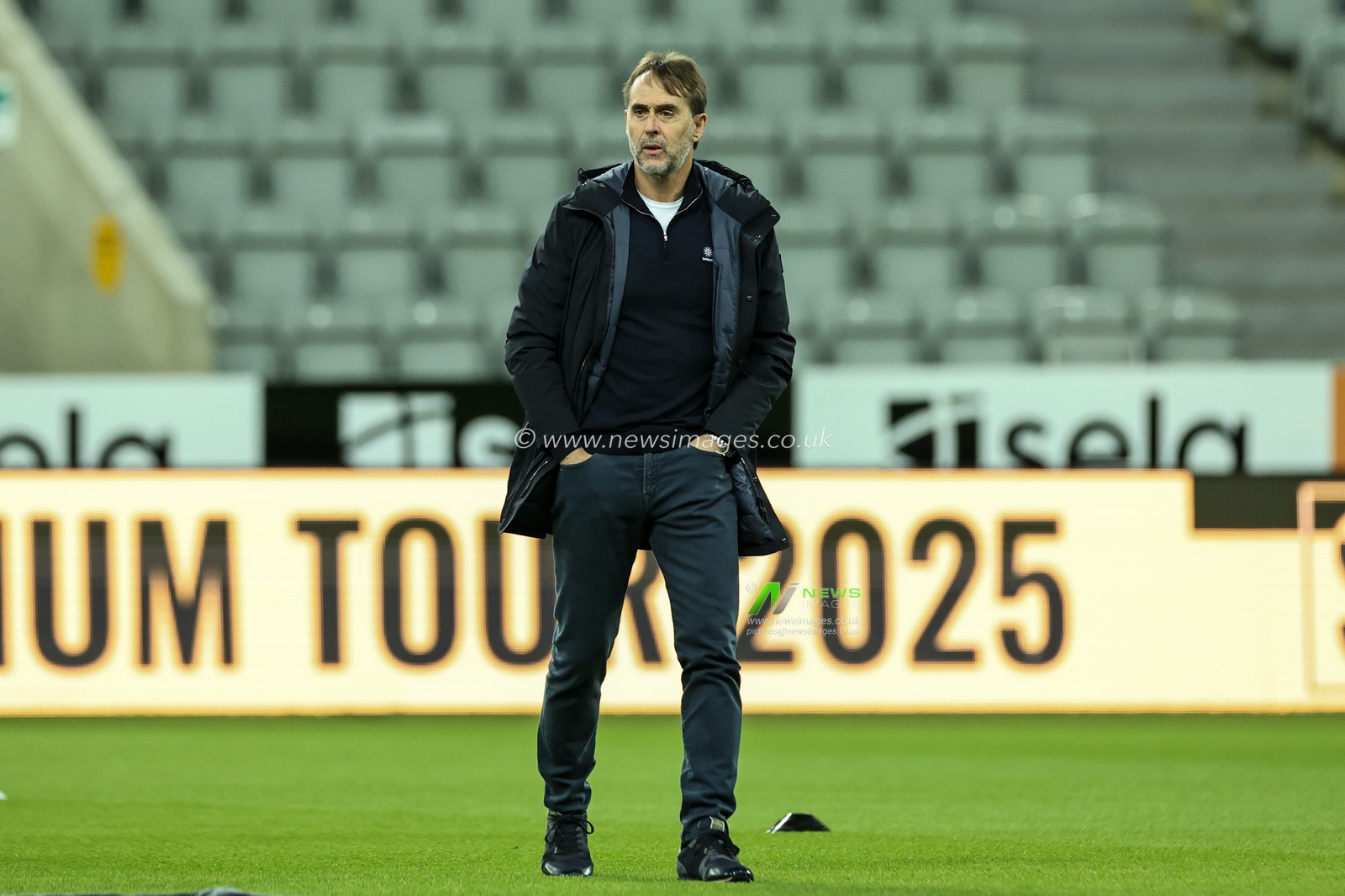 Julen Lopetegui manager of West Ham United arrives during the Premier League match Newcastle United vs West Ham United at St. James's Park, Newcastle, United Kingdom, 25th November 2024

(Photo by Mark Cosgrove/News Images)