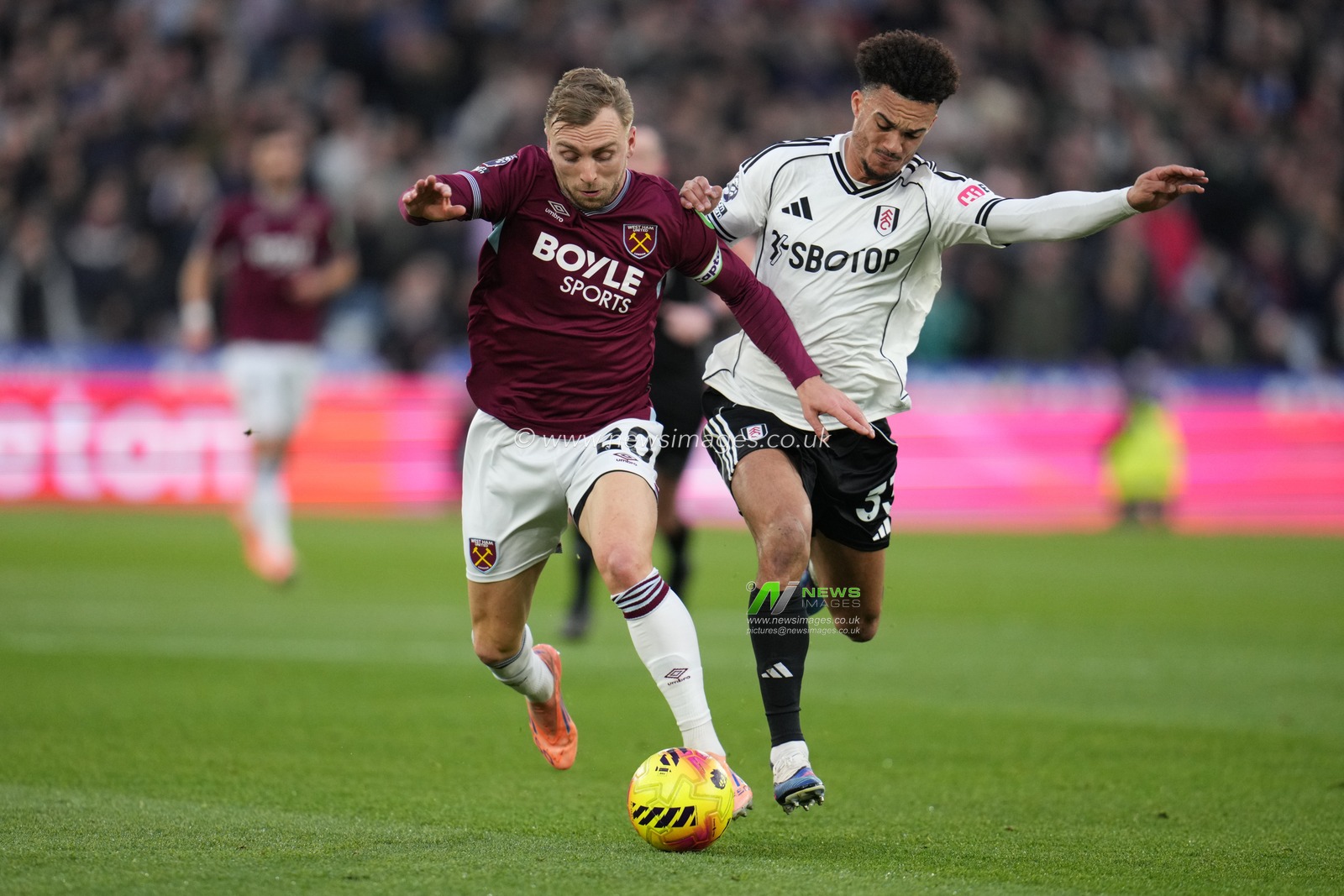 Jarrod Bowen of West Ham United and Antonee Robinson of Fulham battle for ball during the Premier League match West Ham United vs Fulham at London Stadium, London, United Kingdom, 27th December 2025

(Photo by Harvey Murphy/News Images)

*** GER AUT SUI OUT ***