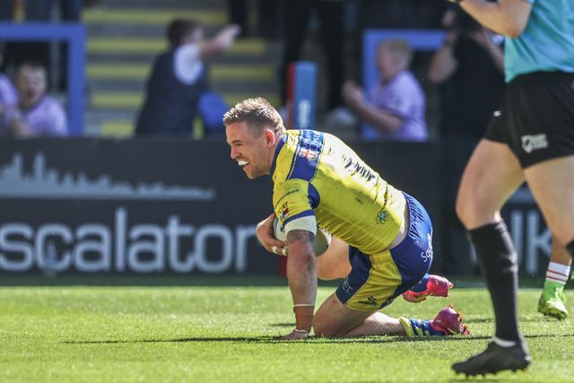 Matt Dufty of Warrington Wolves celebrates his try during the Betfred Challenge Cup Quarter Final match Warrington Wolves vs St Helens at Halliwell Jones Stadium, Warrington, United Kingdom, 6th April 2025

(Photo by Alfie Cosgrove/News Images)