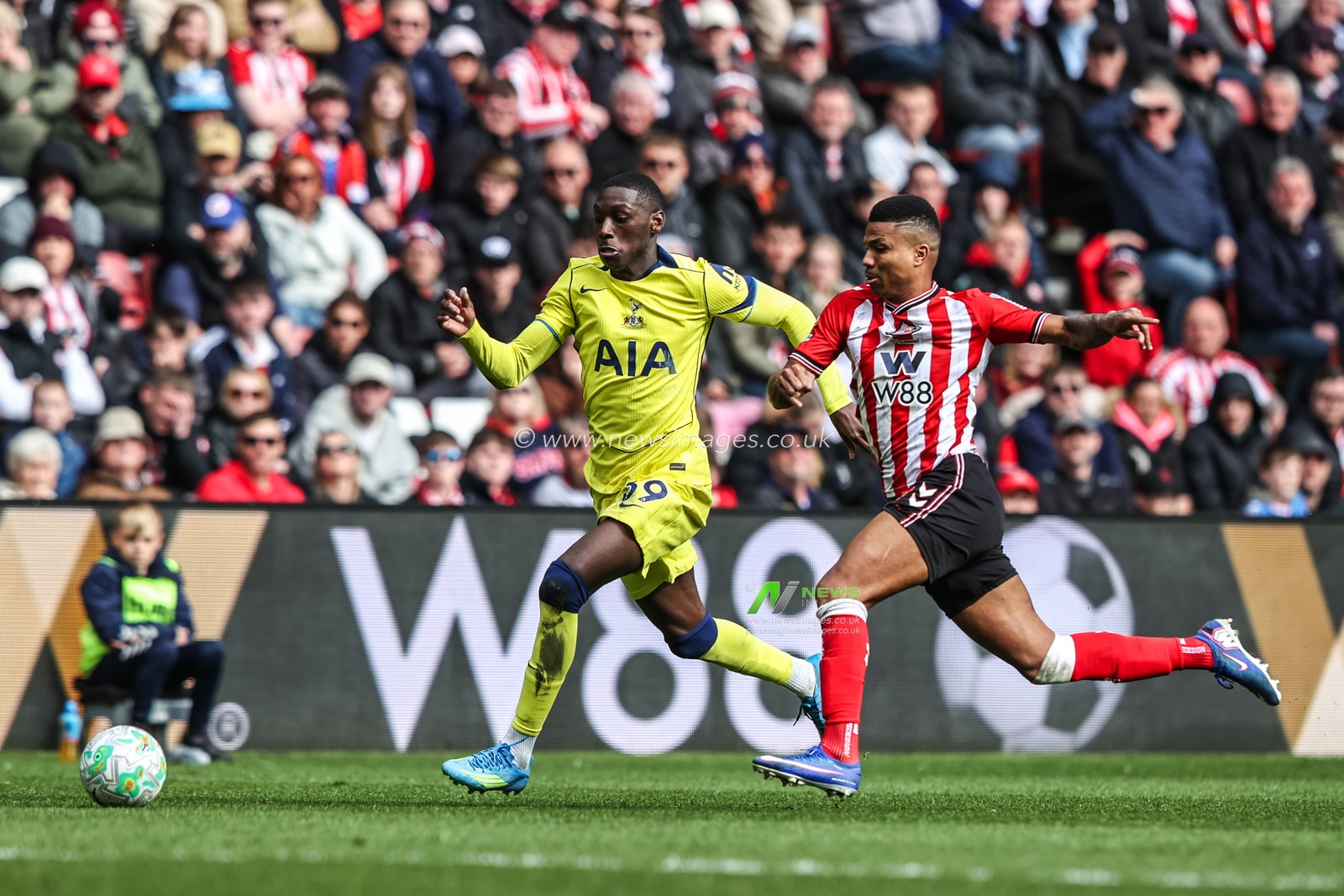 Reinildo Mandava of Sunderland and Randal Kolo Muani of Tottenham Hotspur battle for the ball during the Premier League match Sunderland vs Tottenham Hotspur at Stadium Of Light, Sunderland, United Kingdom on 12 April 2026

(Photo by Alfie Cosgrove/News Images)