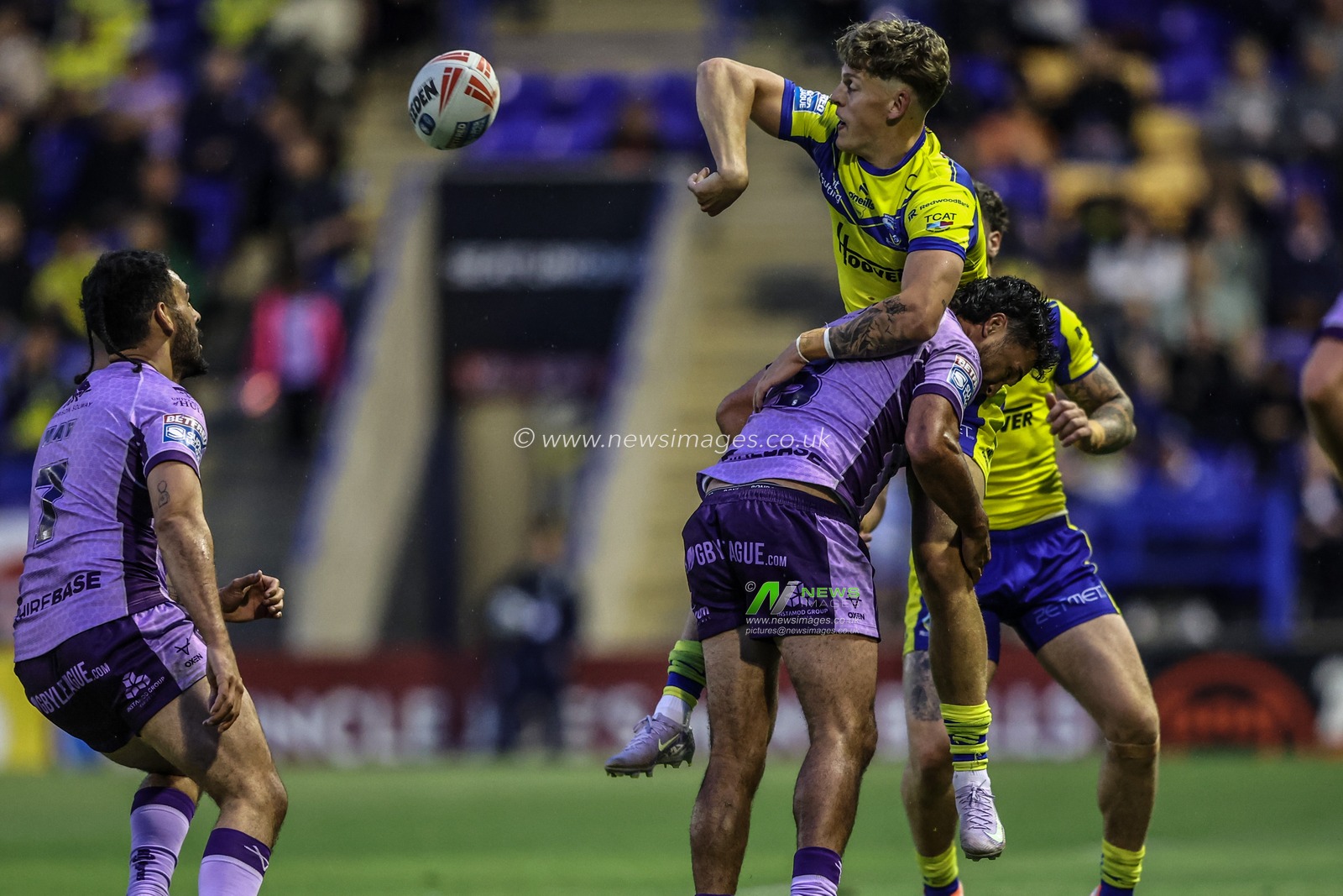 Arron Lindop of Warrington Wolves passes the ball during the Betfred Super League Round 12 match Warrington Wolves vs Hull KR at Halliwell Jones Stadium, Warrington, United Kingdom, 23rd May 2025

(Photo by Alfie Cosgrove/News Images)