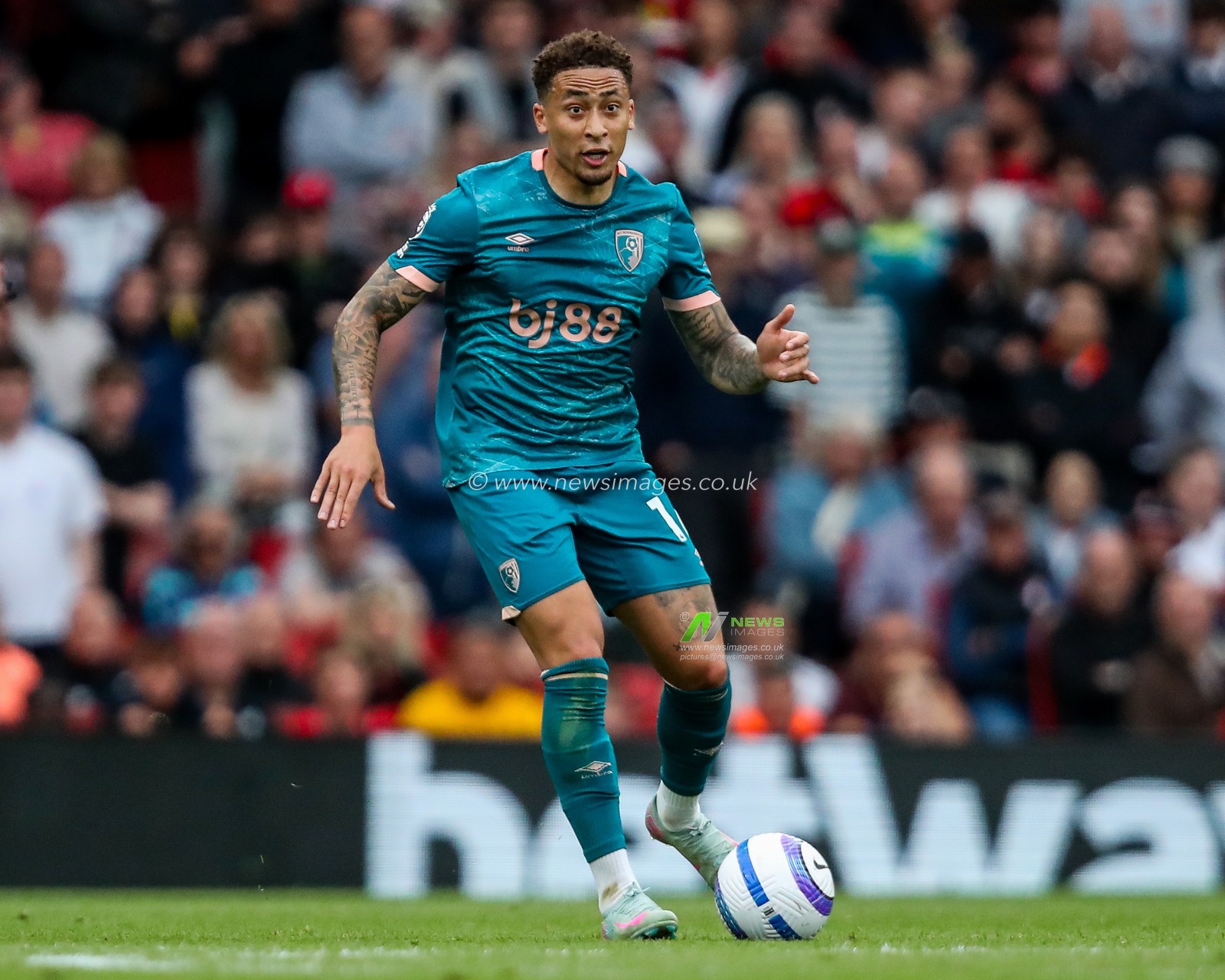 Marcus Tavernier of AFC Bournemouth 
runs with the ball during the Premier League match Arsenal vs Bournemouth at Emirates Stadium, London, United Kingdom, 3rd May 2025

(Photo by Izzy Poles/News Images)