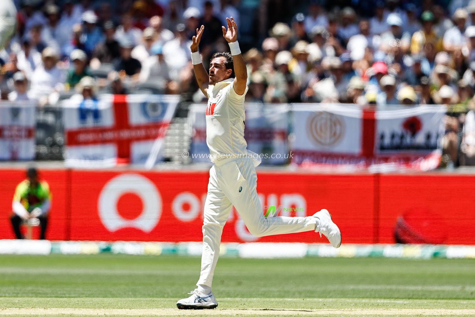 Mitch Starc of Australia celebrates the wicket of Ben Duckett of England during the NRMA Insurance Ashes First Test Day 1 Series Australia vs England at Optus Stadium, Perth, Australia, 20th November 2025

(Photo by Santanu Banik/News Images)

*** GER AUT SUI OUT ***