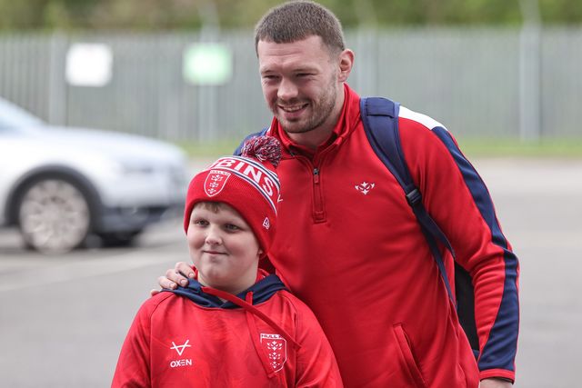 James Batchelor of Hull KR has a selfie with a fan during the Betfred Super League round 7 match Hull KR vs Hull FC at Sewell Group Craven Park, Hull, United Kingdom on 03 April 2026

(Photo by Mark Cosgrove/News Images)