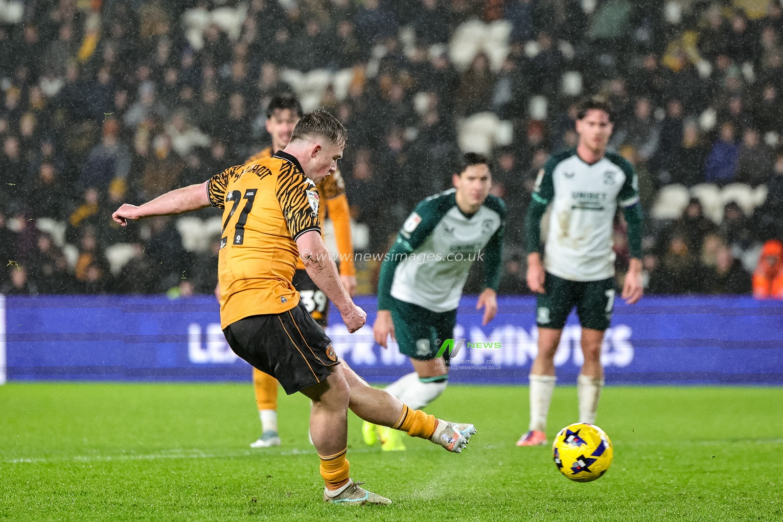 Joe Gelhardt of Hull City scores a penalty to make it 1-4 during the Sky Bet Championship match Hull City vs Middlesbrough at MKM Stadium, Hull, United Kingdom, 5th December 2025

(Photo by Mark Cosgrove/News Images)

*** GER AUT SUI OUT ***