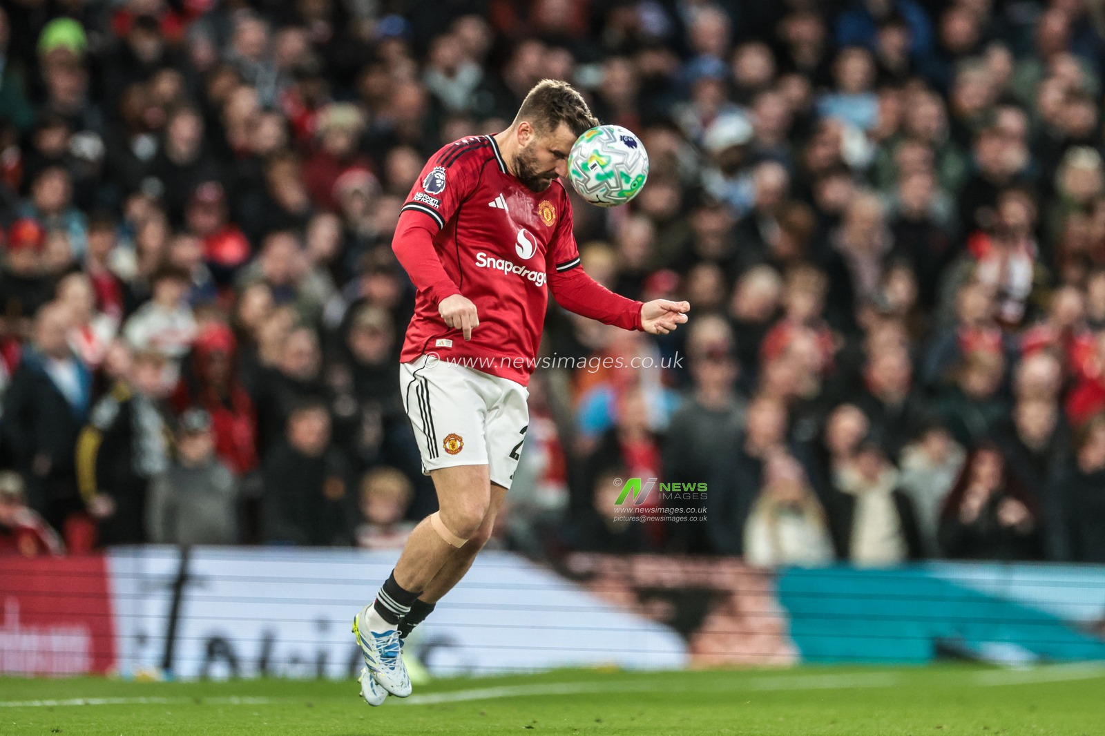 Luke Shaw of Manchester United controls the ball during the Premier League match Manchester United vs Leeds United at Old Trafford, Manchester, United Kingdom on 13 April 2026

(Photo by Mark Cosgrove/News Images)