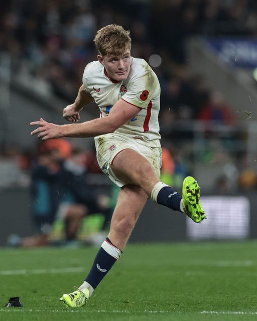 Fin Smith of England converts for a goal during the Quilter Nations Series 2025 match England vs Fiji at Allianz Stadium, Twickenham, United Kingdom, 8th November 2025

(Photo by Mark Cosgrove/News Images)

*** GER AUT SUI OUT ***