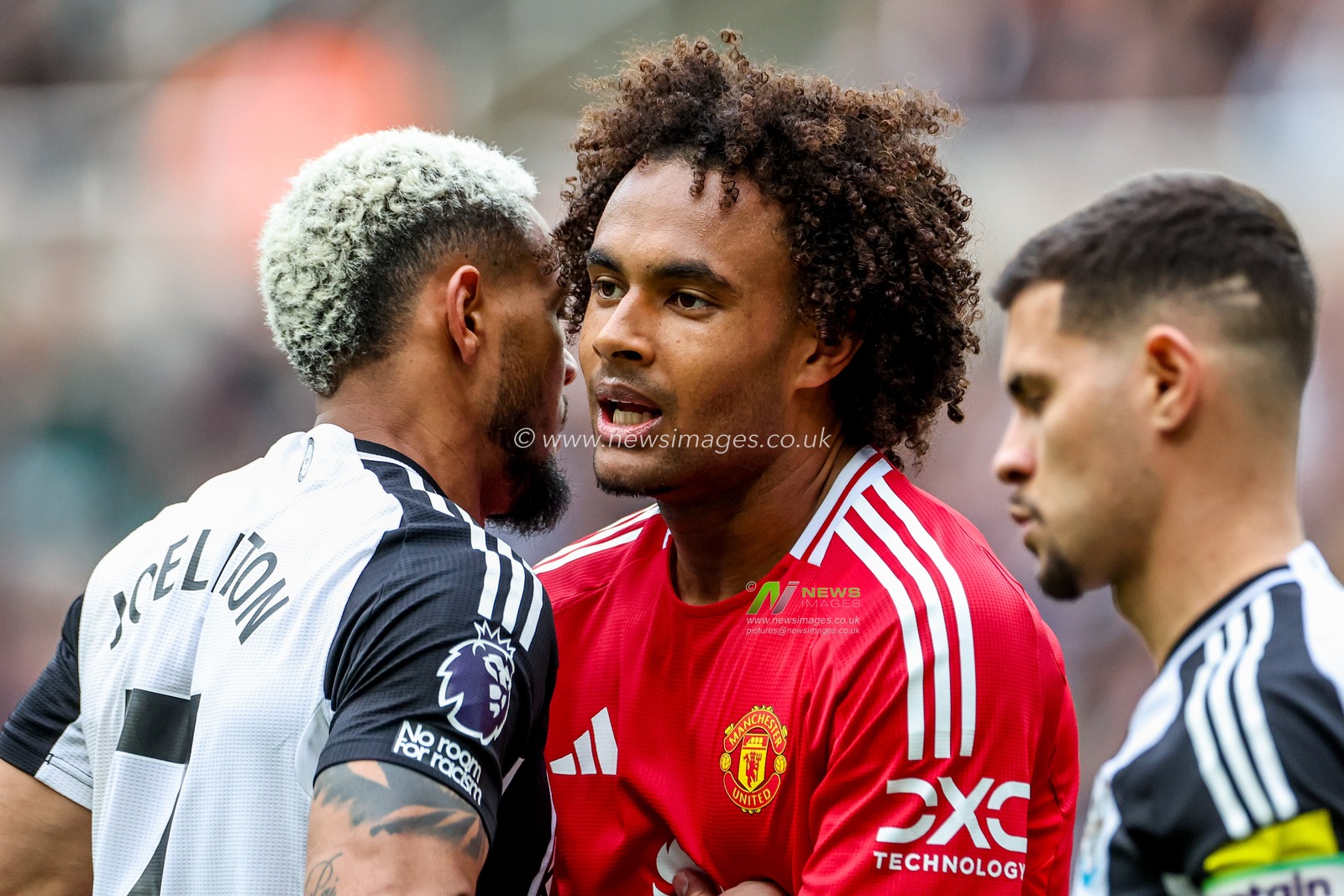 Joelinton of Newcastle United battles in the box with Joshua Zirkzee of Manchester United during the Premier League match Newcastle United vs Manchester United at St. James's Park, Newcastle, United Kingdom, 13th April 2025

(Photo by Mark Cosgrove/News Images)