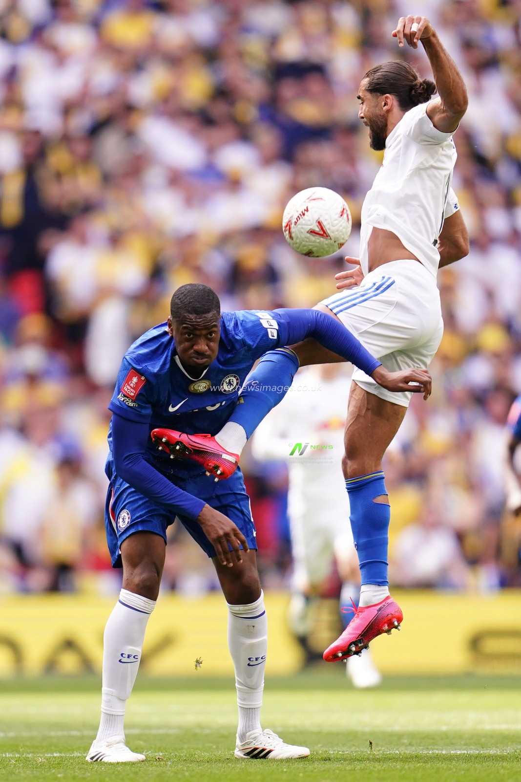 Tosin Adarabioyo of Chelsea and Dominic Calvert-Lewin of Leeds United battle during the Emirates FA Cup Semi-Final match Chelsea vs Leeds United at Wembley Stadium, London, United Kingdom on 26 April 2026

(Photo by Harvey Murphy/News Images)