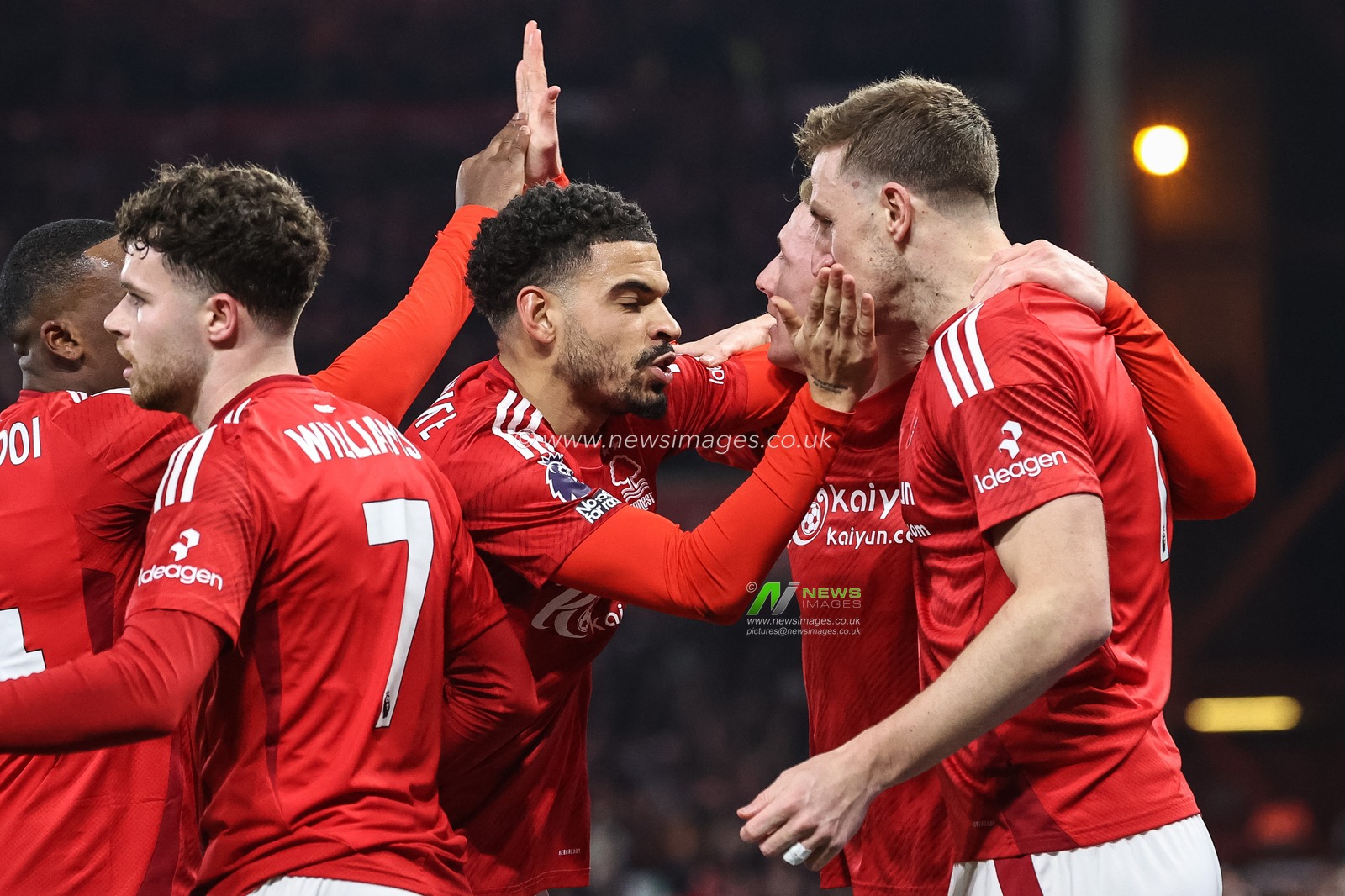 Chris Wood of Nottingham Forest celebrates his goal to make it 1-0 with team mates during the Premier League match Nottingham Forest vs Liverpool at City Ground, Nottingham, United Kingdom, 14th January 2025

(Photo by Alfie Cosgrove/News Images)