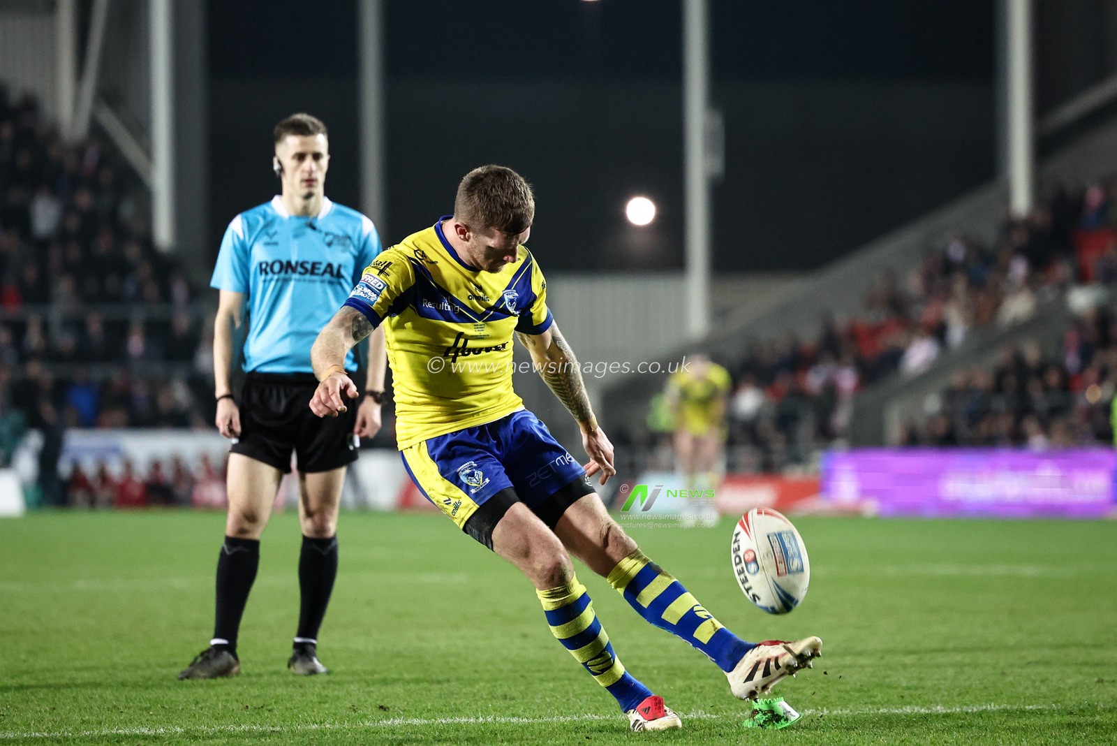 Marc Sneyd of Warrington Wolves converts for a goal during the Betfred Super League Round 5 match St Helens vs Warrington Wolves at Totally Wicked Stadium, St Helens, United Kingdom, 21st March 2025

(Photo by Mark Cosgrove/News Images)