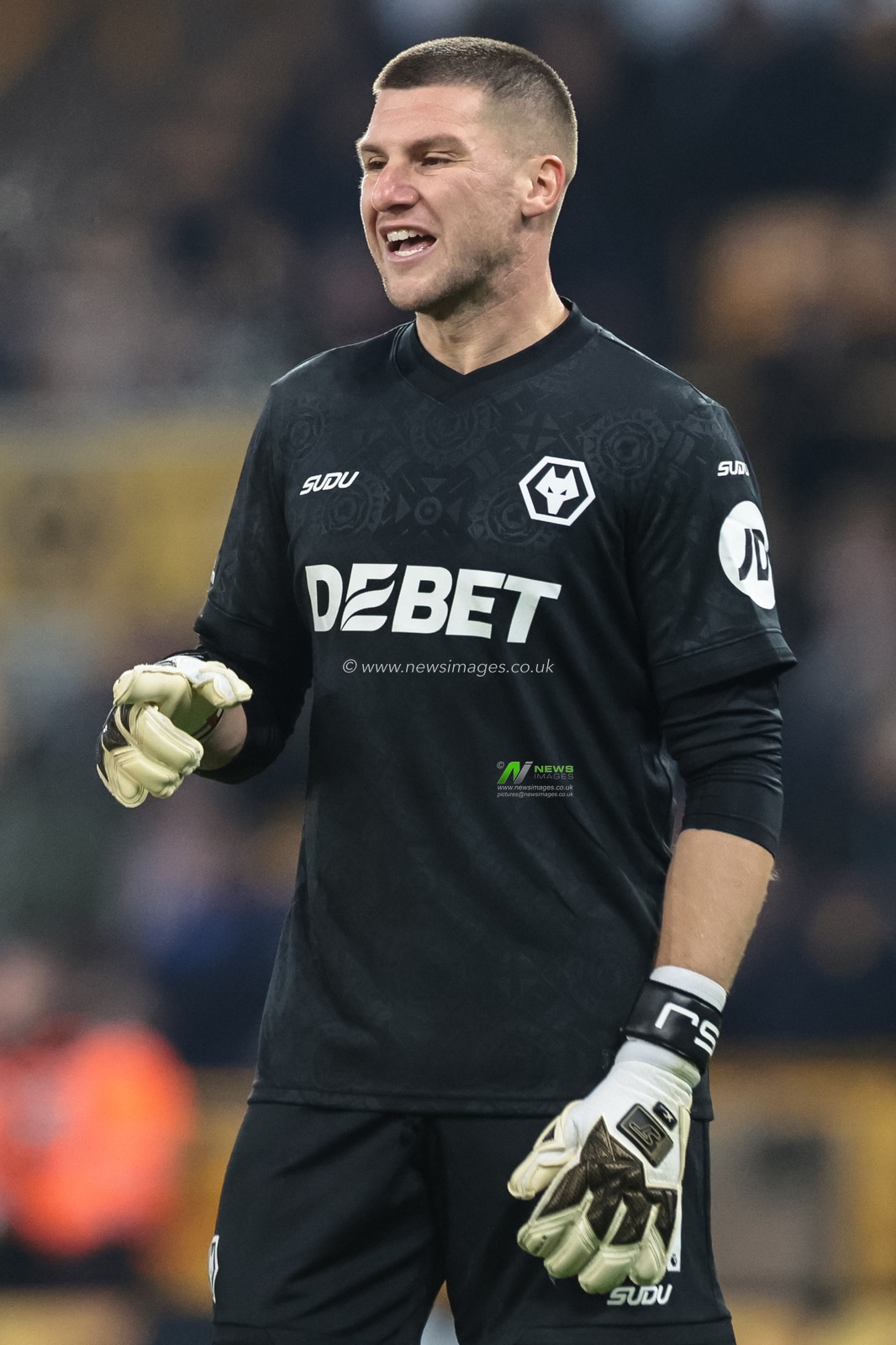 Wolverhampton Wanderers goalkeeper Sam Johnstone gives his team instructions during the Premier League match Wolverhampton Wanderers vs Crystal Palace at Molineux, Wolverhampton, United Kingdom, 22nd November 2025

(Photo by Mark Cosgrove/News Images)

*** GER AUT SUI OUT ***