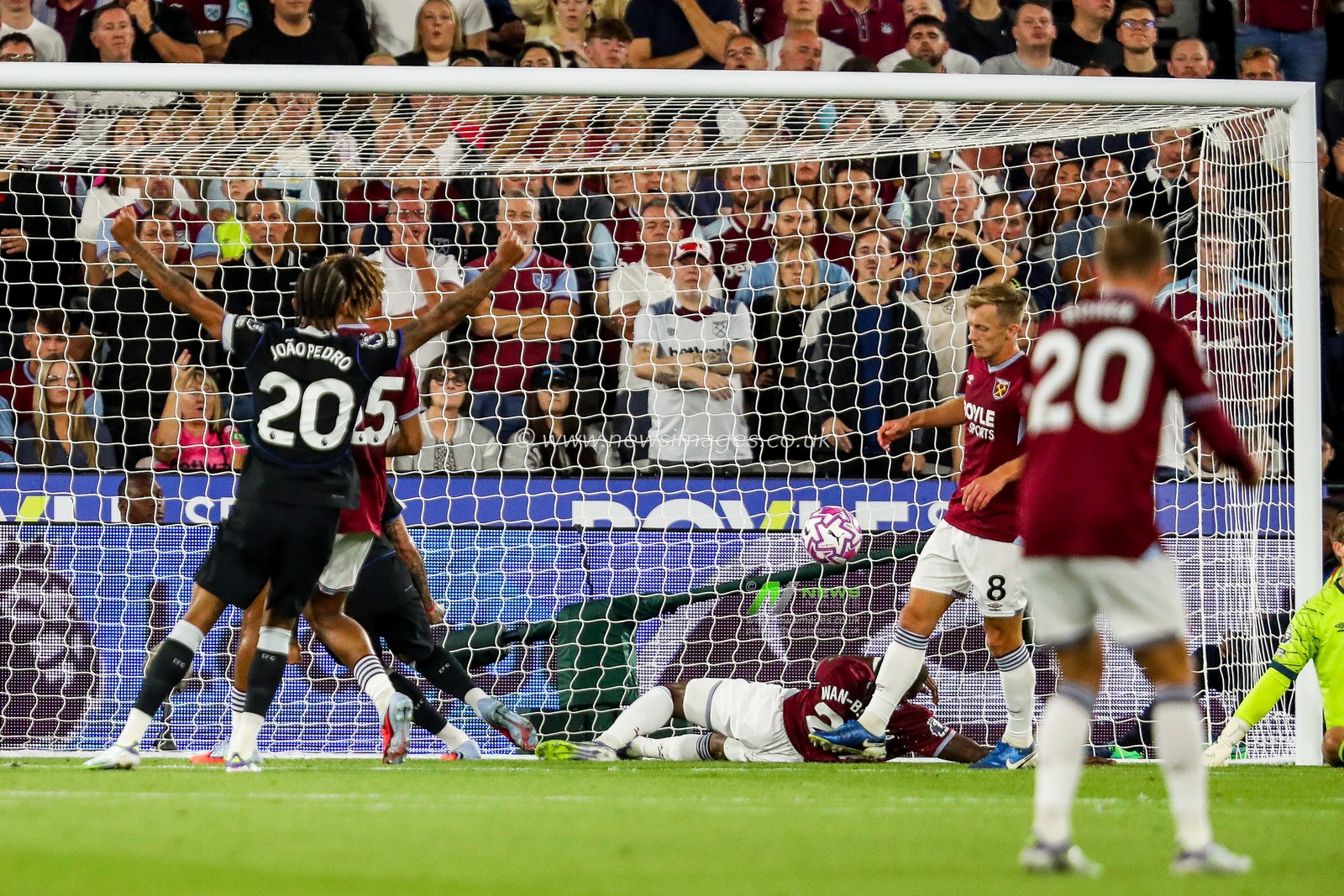 Enzo Fernandez of Chelsea (blocked) scores to make it 1-3 during the Premier League match West Ham United vs Chelsea at London Stadium, London, United Kingdom, 22nd August 2025

(Photo by Izzy Poles/News Images)